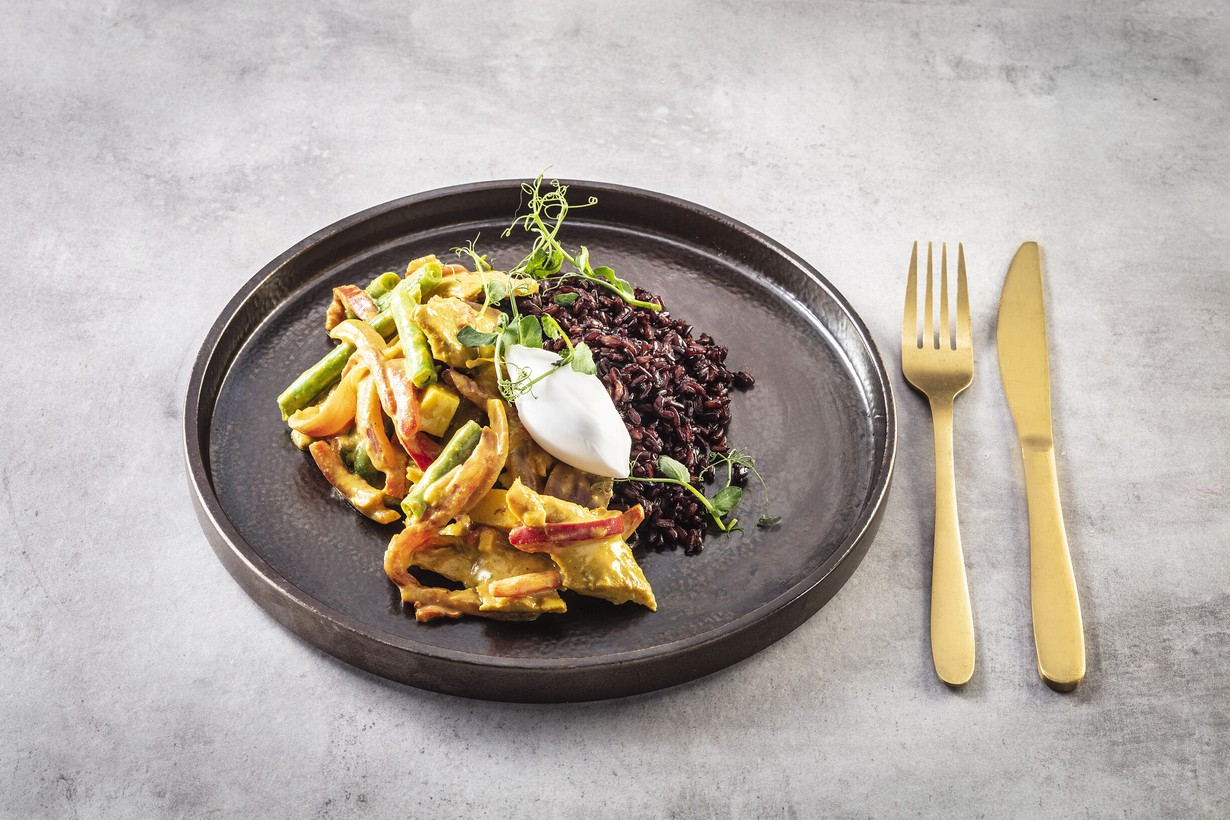 Kip madras met zwarte rijst