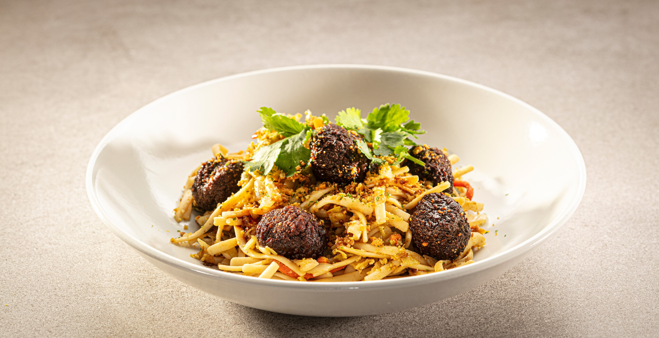 Bami met ketjapballetjes