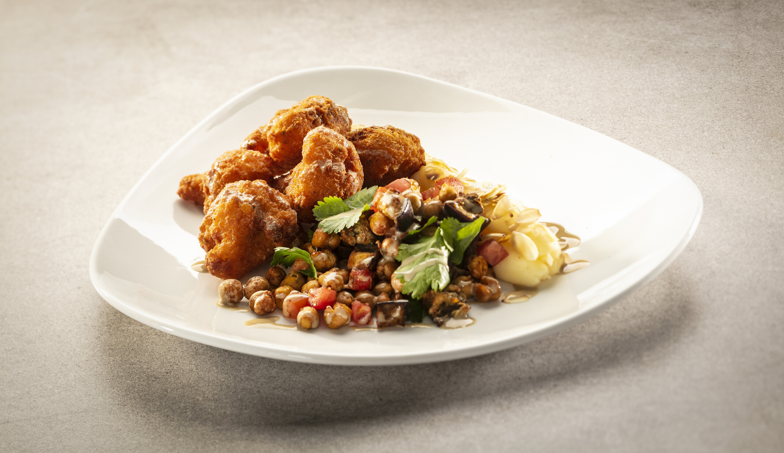 Bloemkoolwings met aubergine en kikkererwten