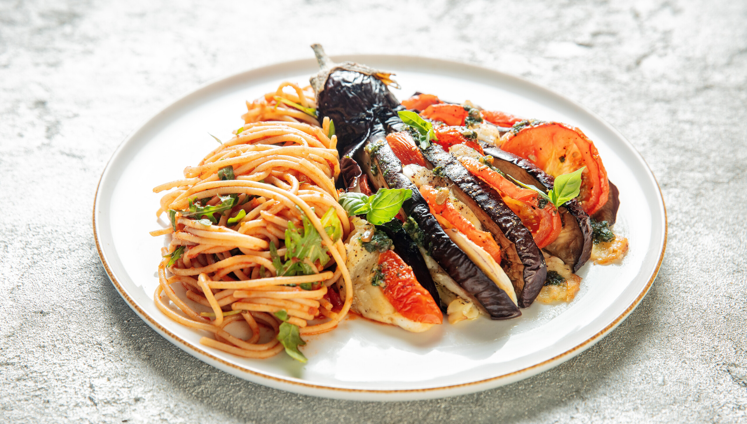 Aubergine pasta caprese