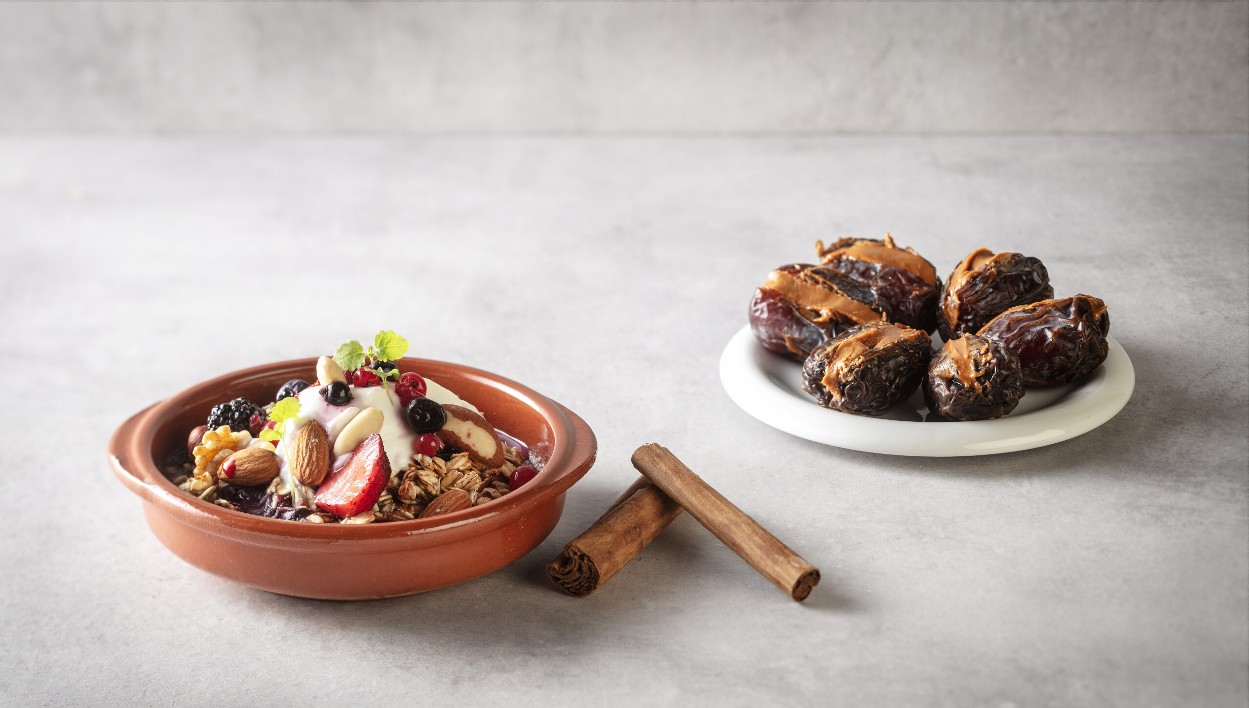 Gebalanceerde ochtend: gebakken havermout met rood fruit en gevulde dadels