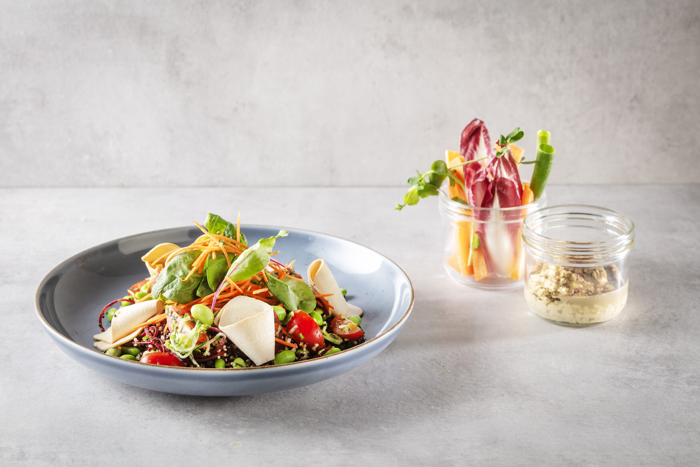 Gebalanceerde middag: quinoa salade en groentesticks met tahini