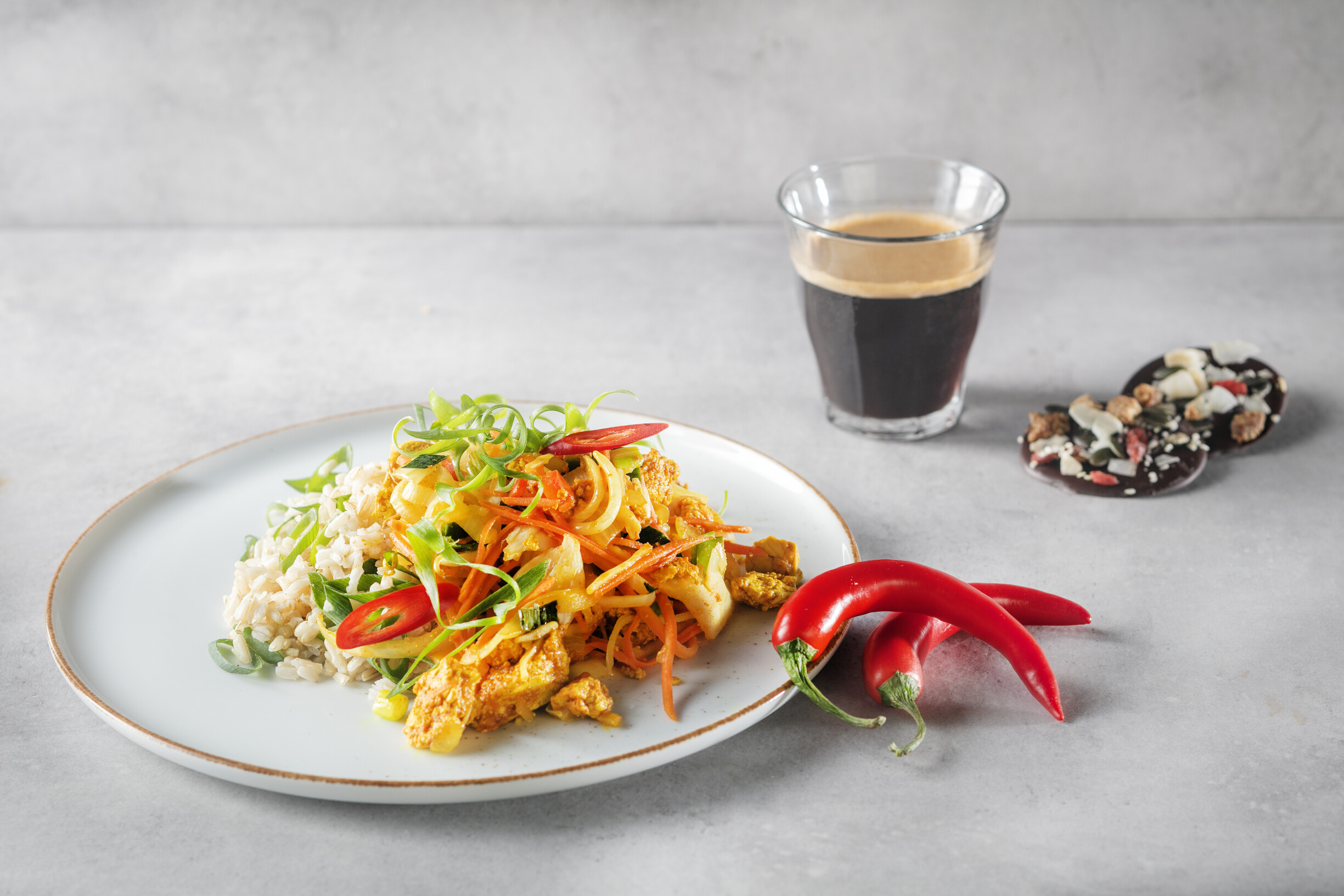 Gebalanceerde avond: rijst met scrambled tofu en roergebakken groentes en chocolade callets toe