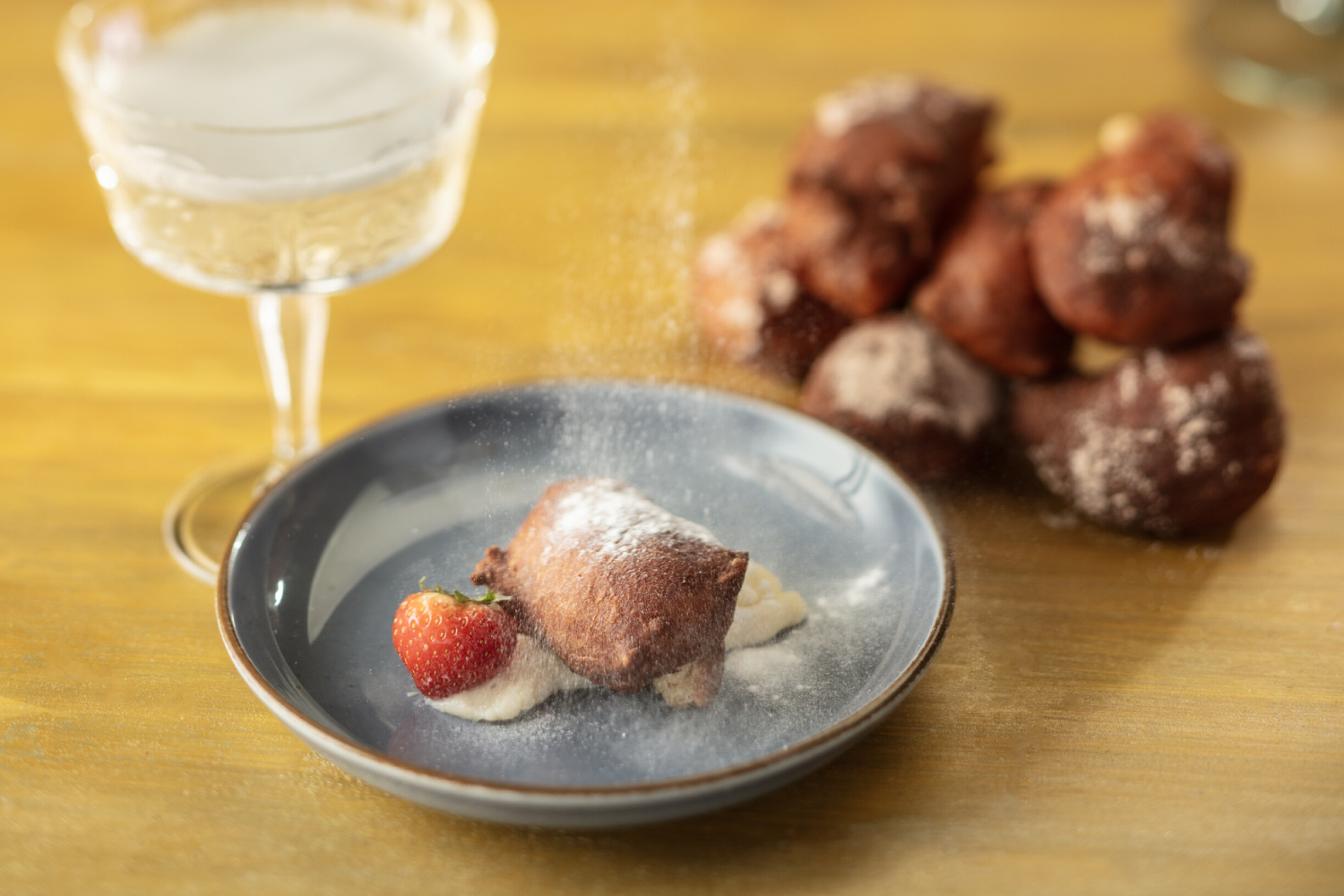 Oliebollen met aardbei en cava