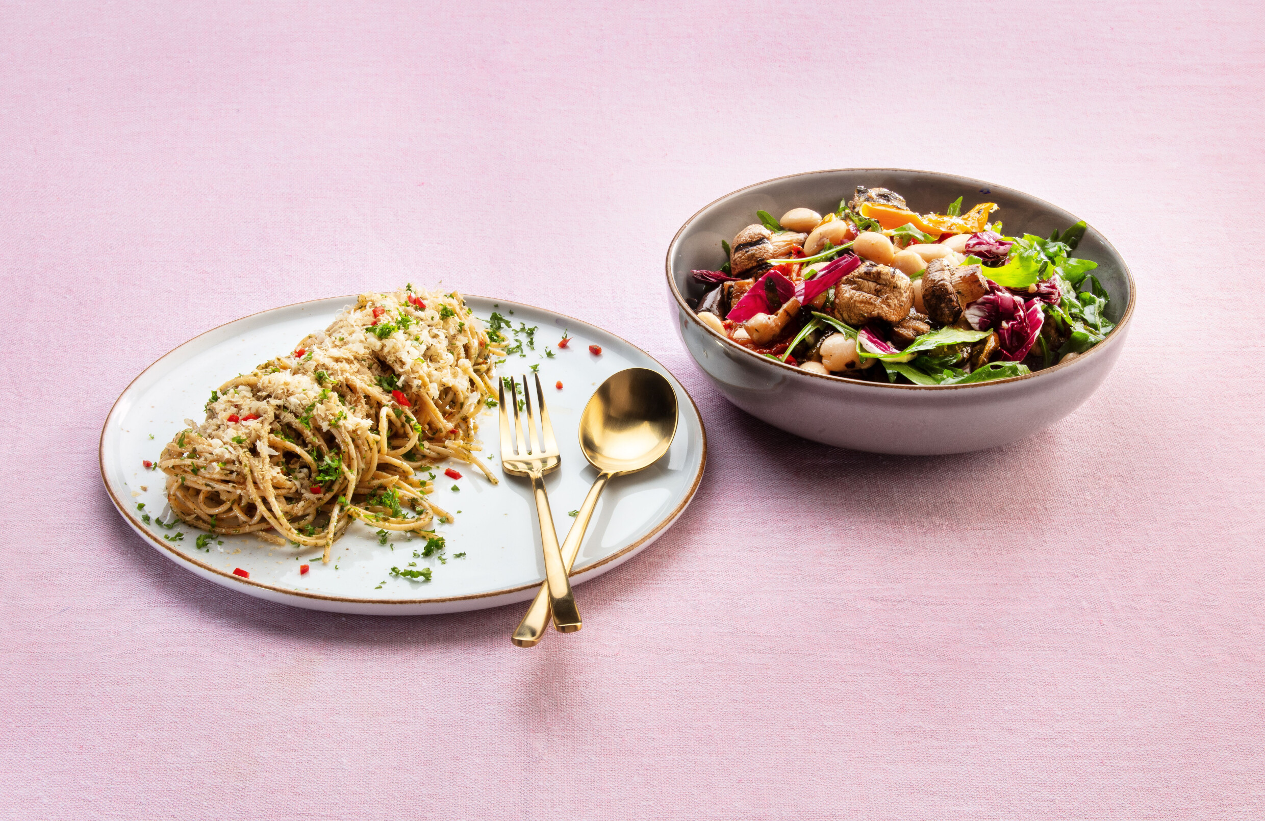 Italiaanse spaghetti aglio, olio e peperoncino