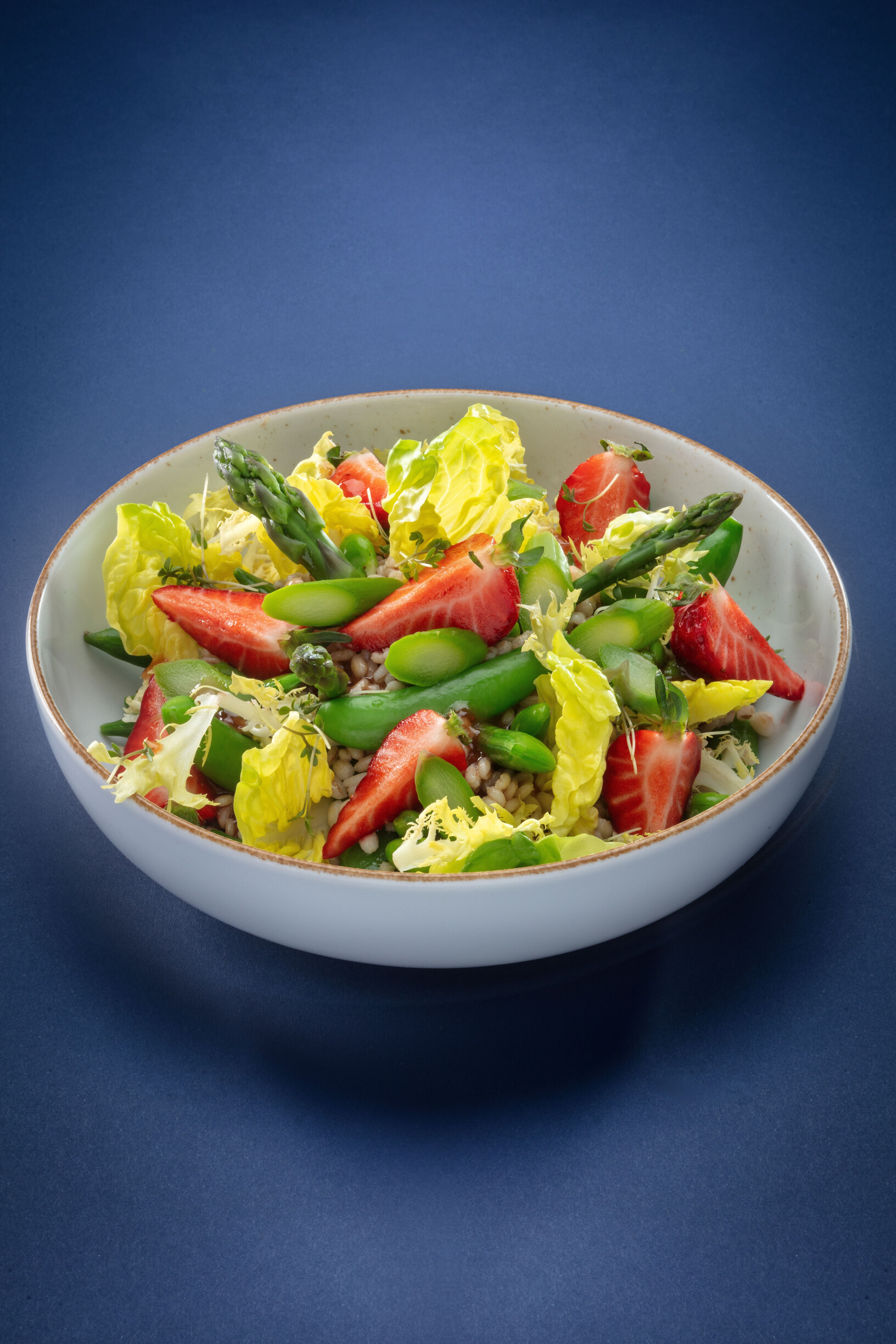Parelgerst salade met groene groente en aardbei