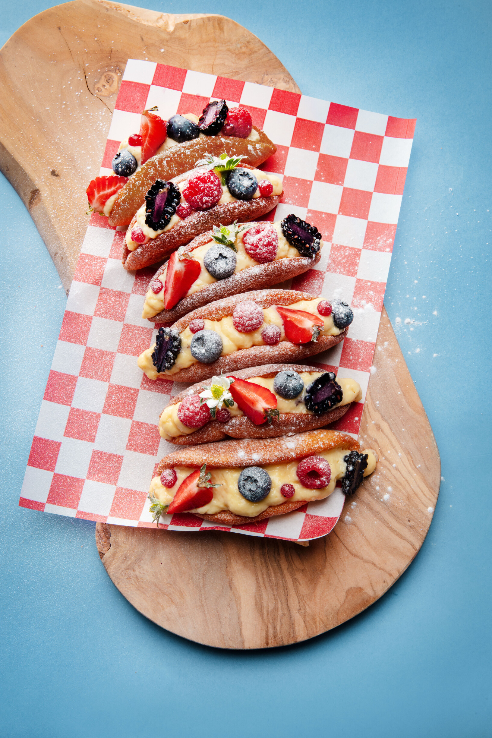 Eierkoekschelp met rood fruit en custard