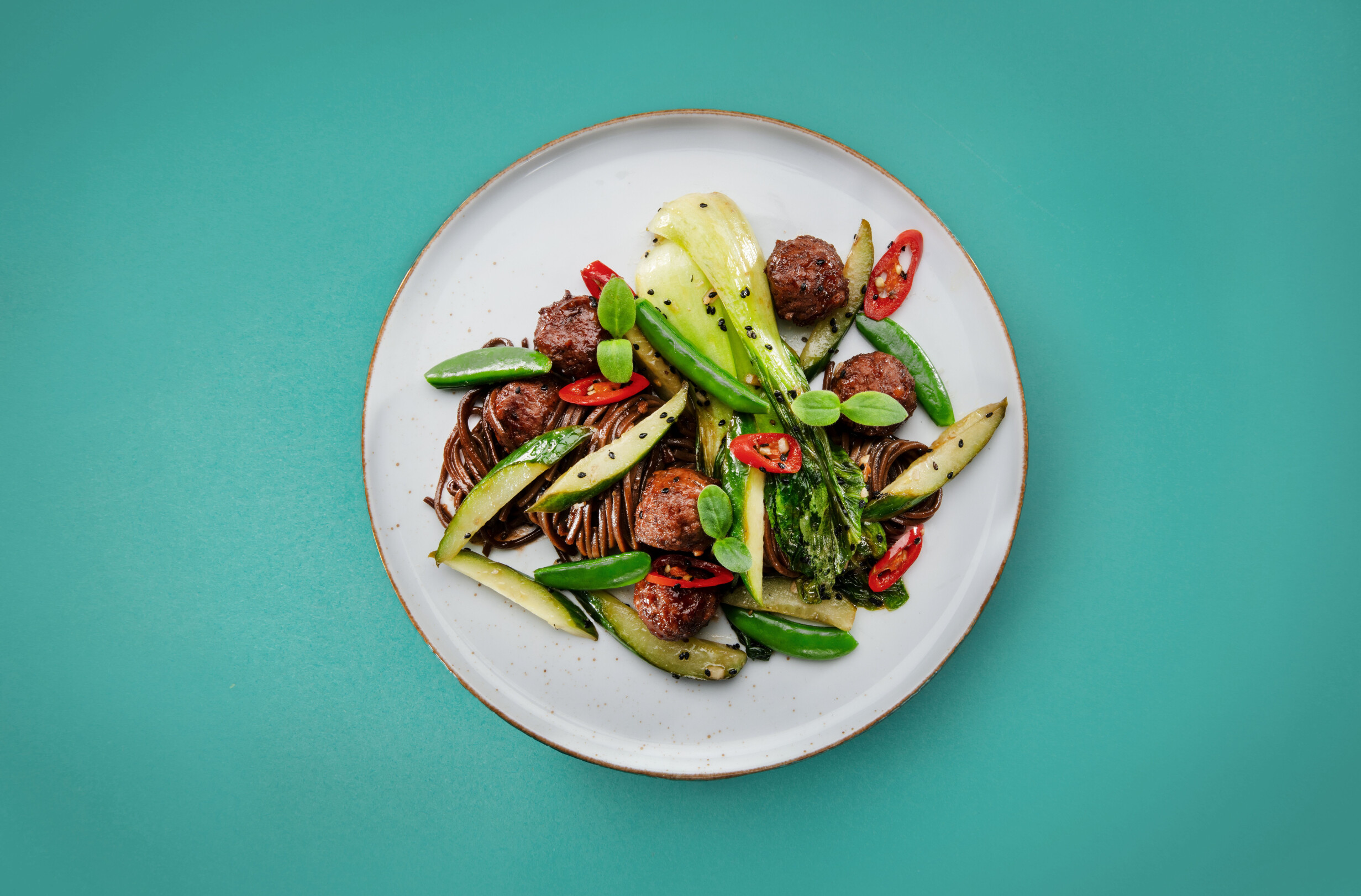 Komkommer stir fry met zwarte knoflook balletjes