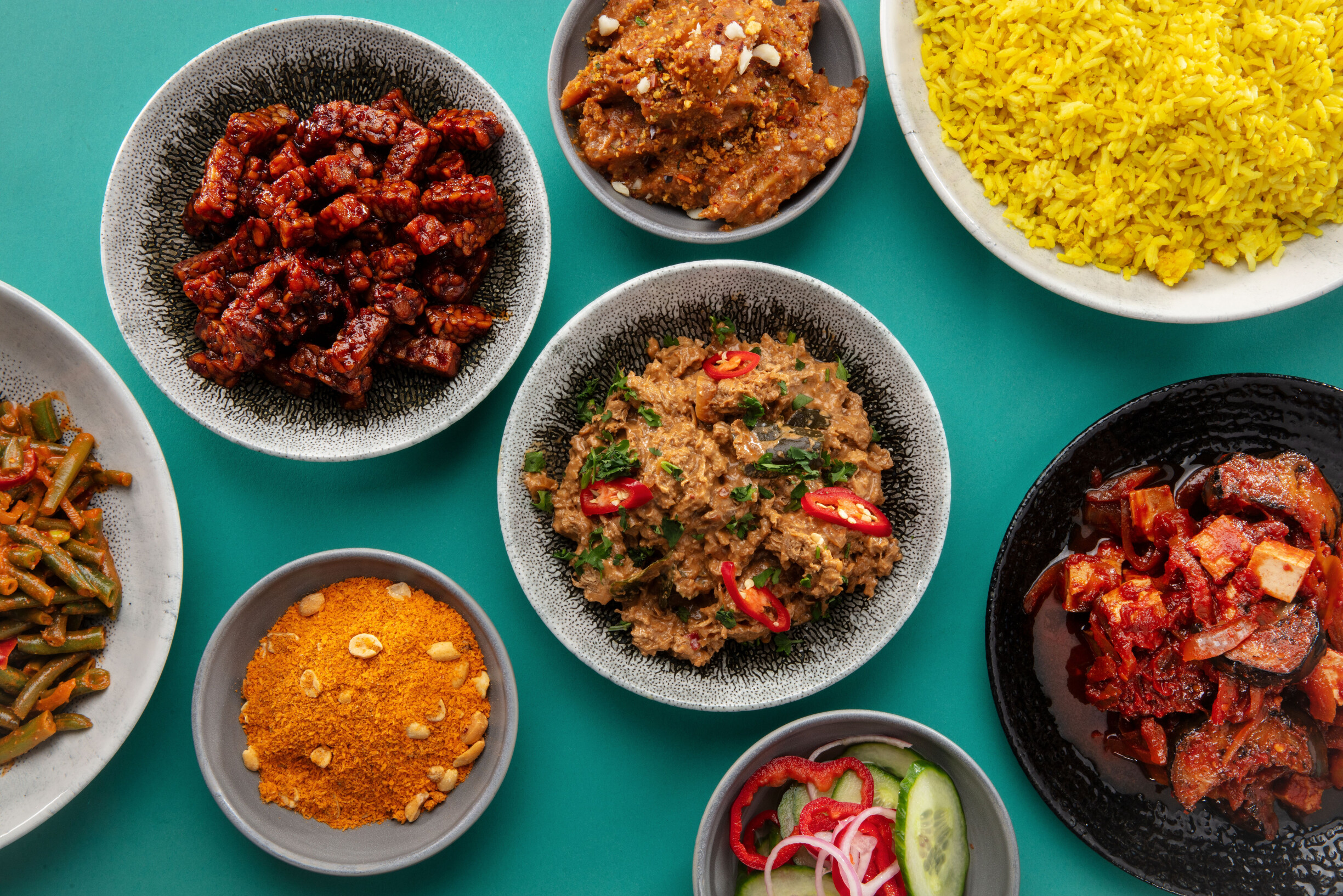 Rendang met nasi kuning en sambal goreng boontjes