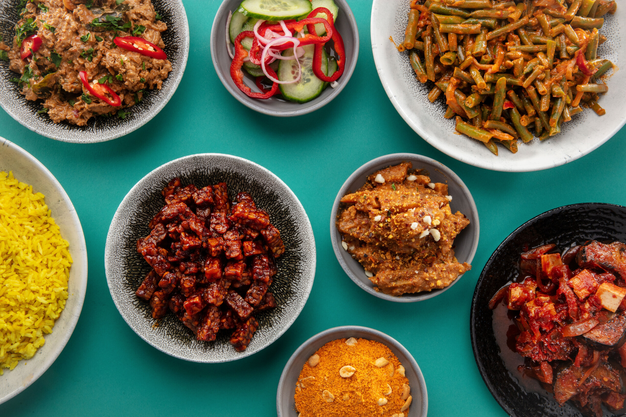Sticky tempeh en knolselderij saté met nasi kuning en sambal goreng boontjes