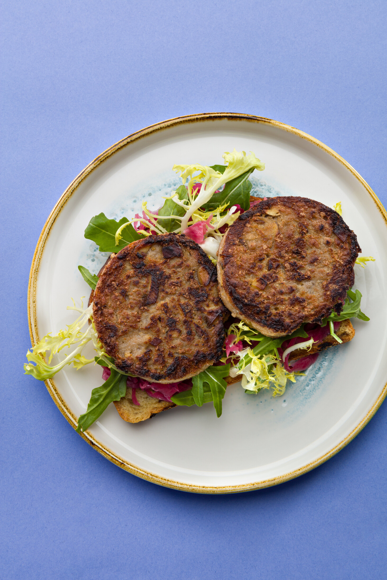 Paddenstoelen balkenbrij met krentenbrood en zuurkool