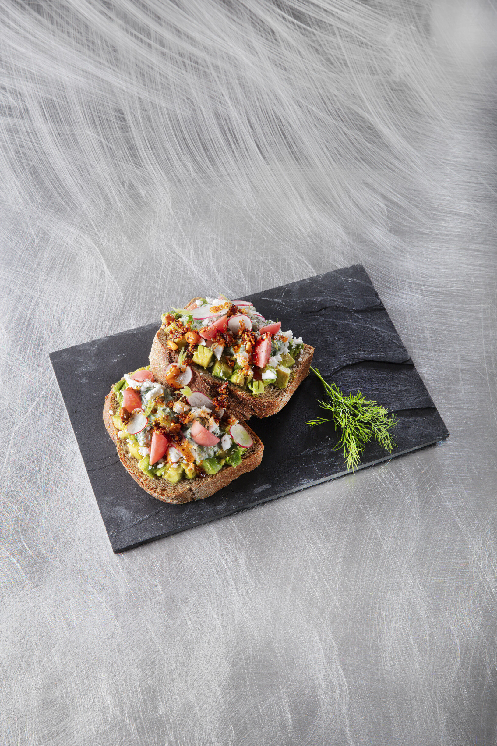 Toast met avocado en radijs