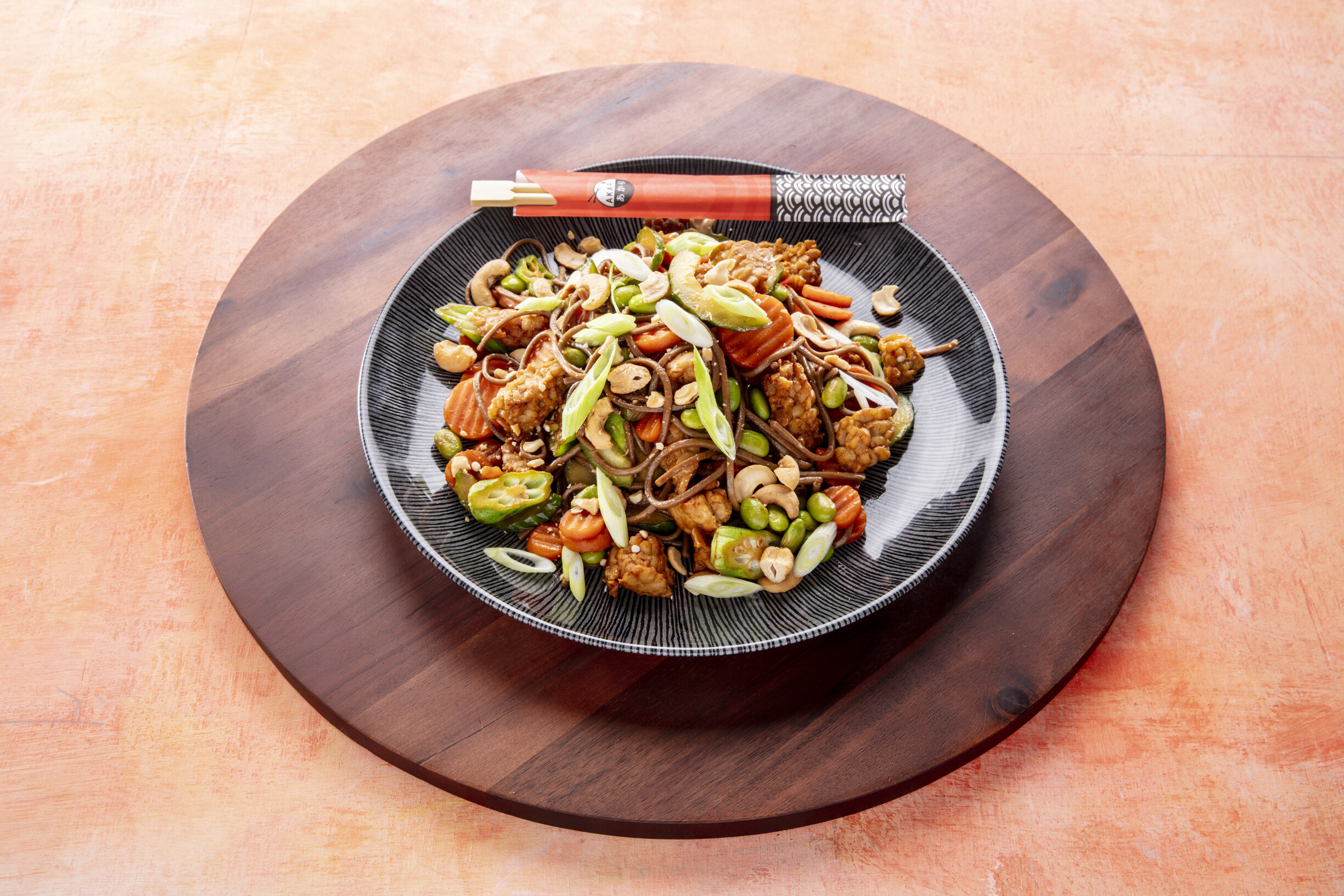 Okra roerbak met rode peper, tamarinde en tempeh