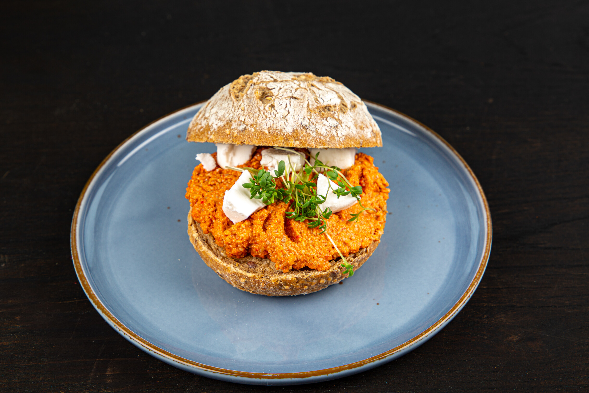 Broodje met oranje spread