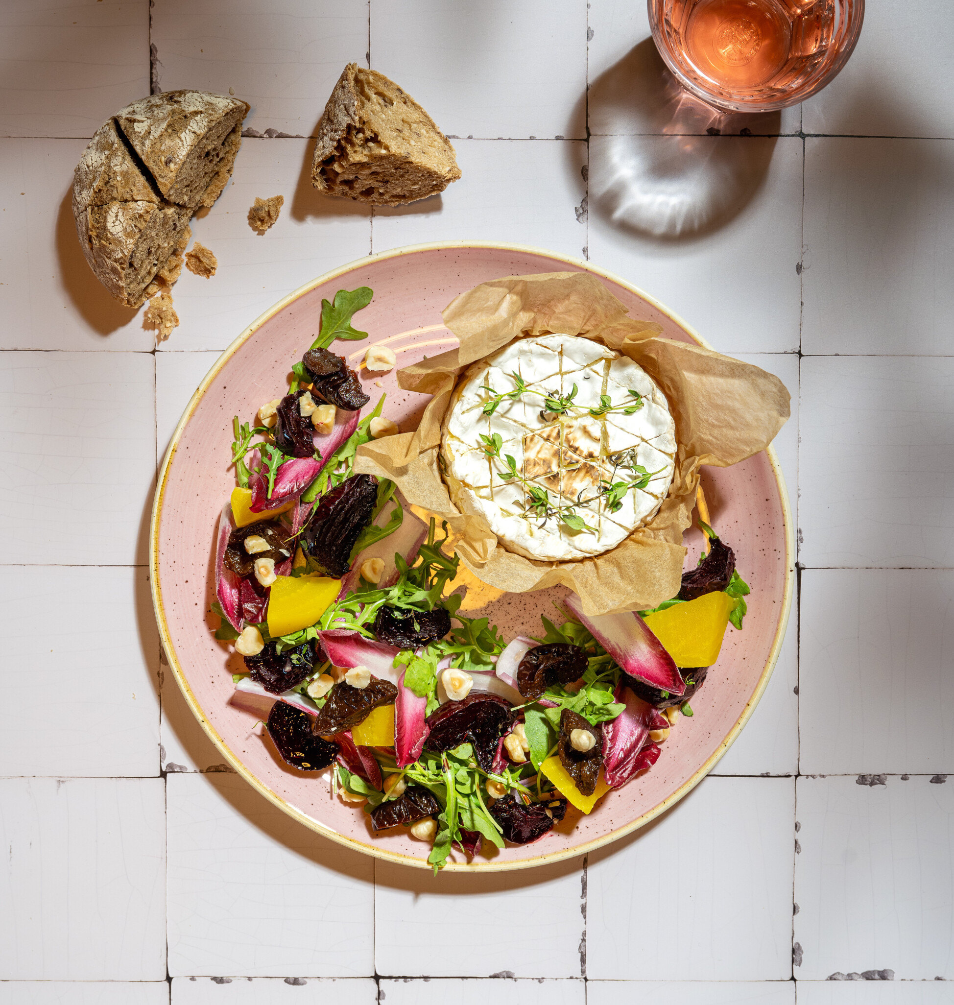 Camembert met zoetzure pruim en salade