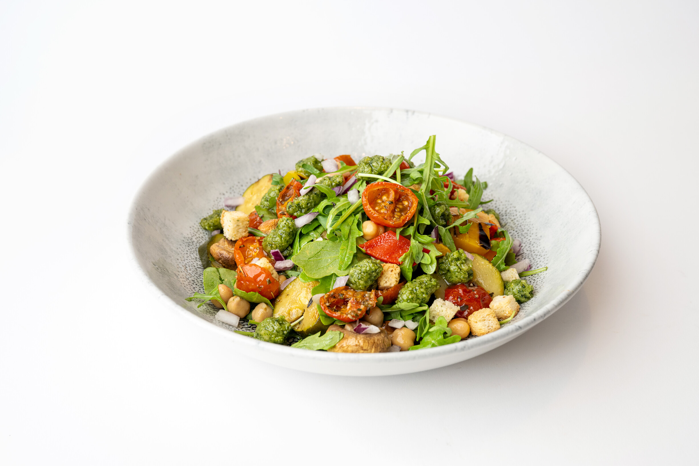 Salade met gegrilde groenten, kikkererwten en pesto