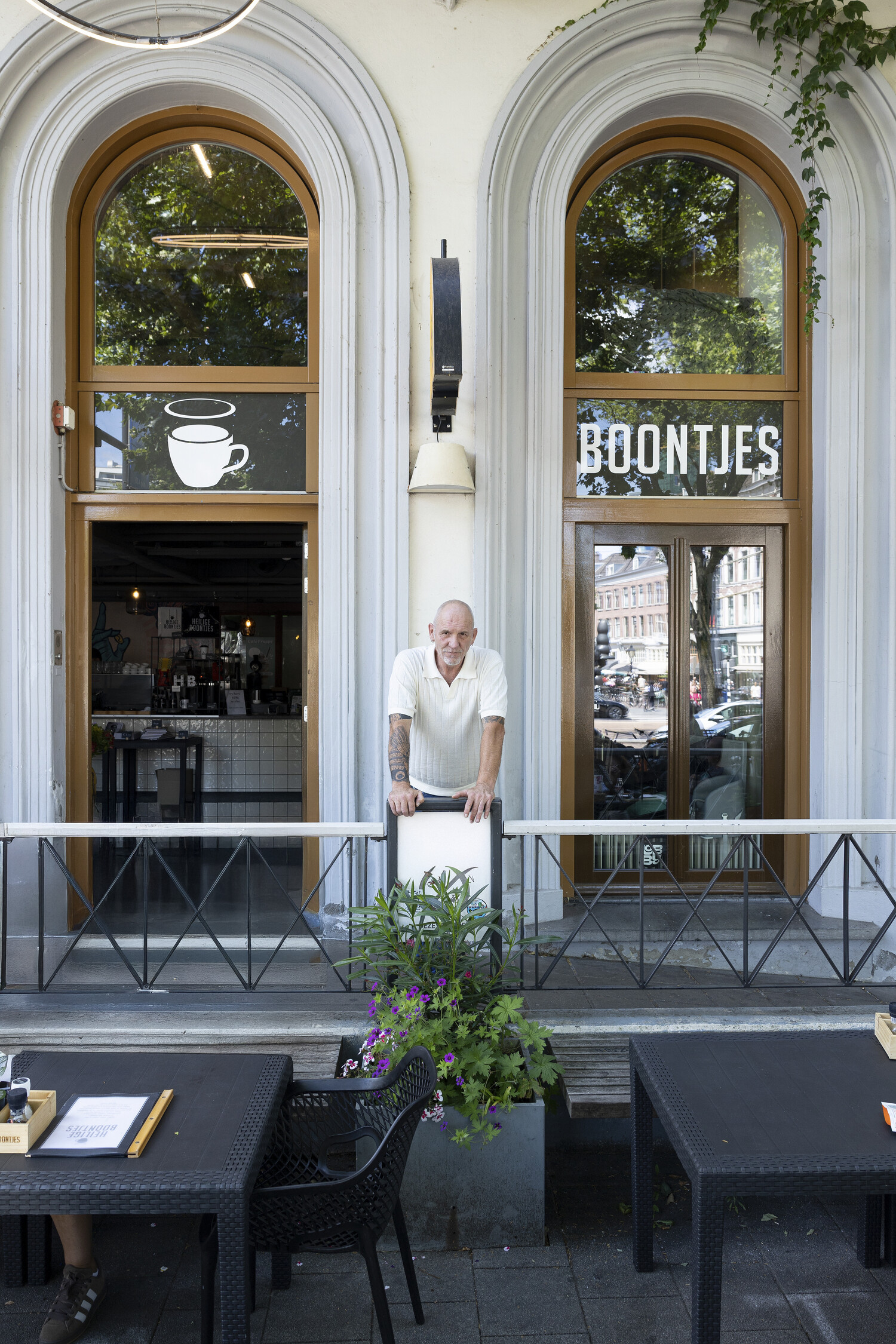 Uit de cel, in de koffie