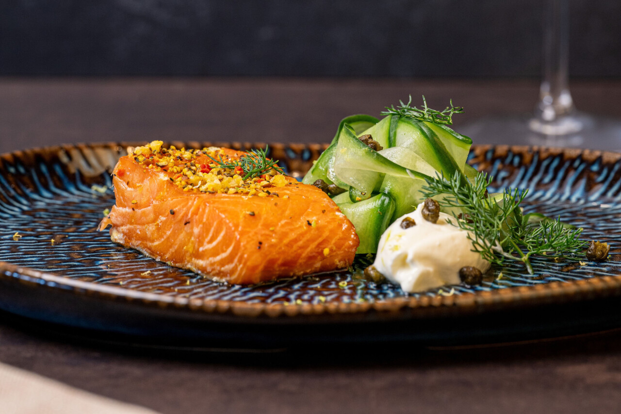 Ziltige crunch met warm gerookte zalm
