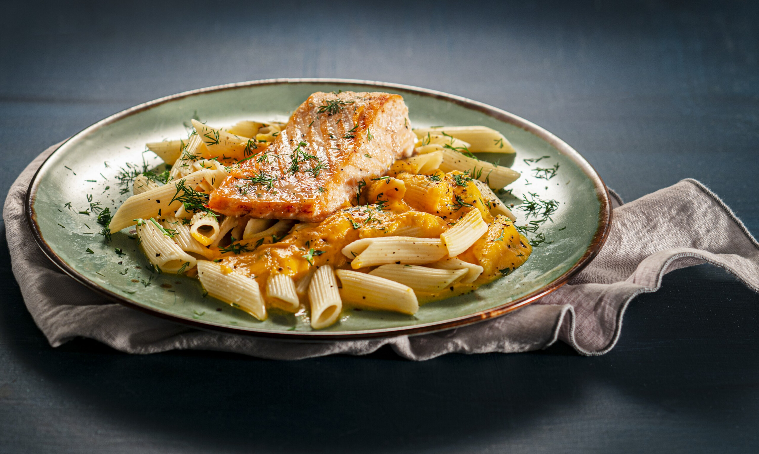 Penne met wortelsaus en zalm