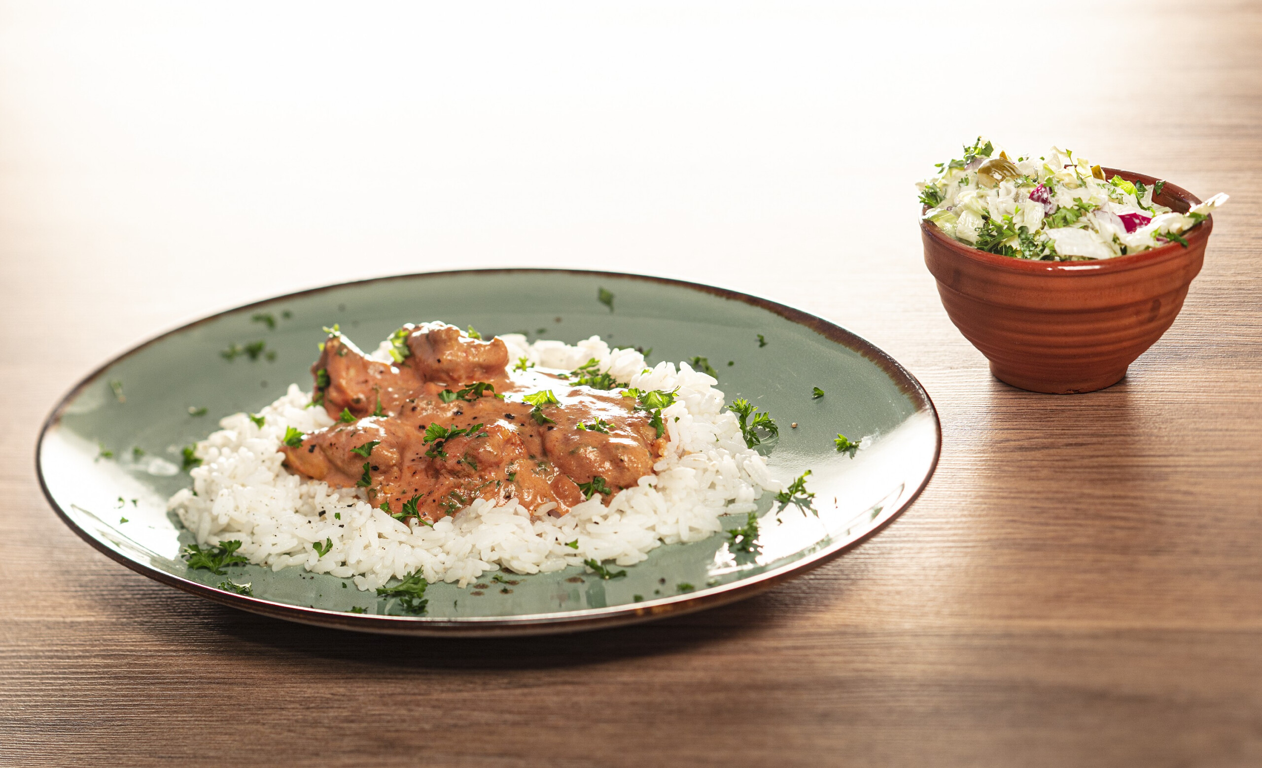 Tikka masala met ijsbergsla