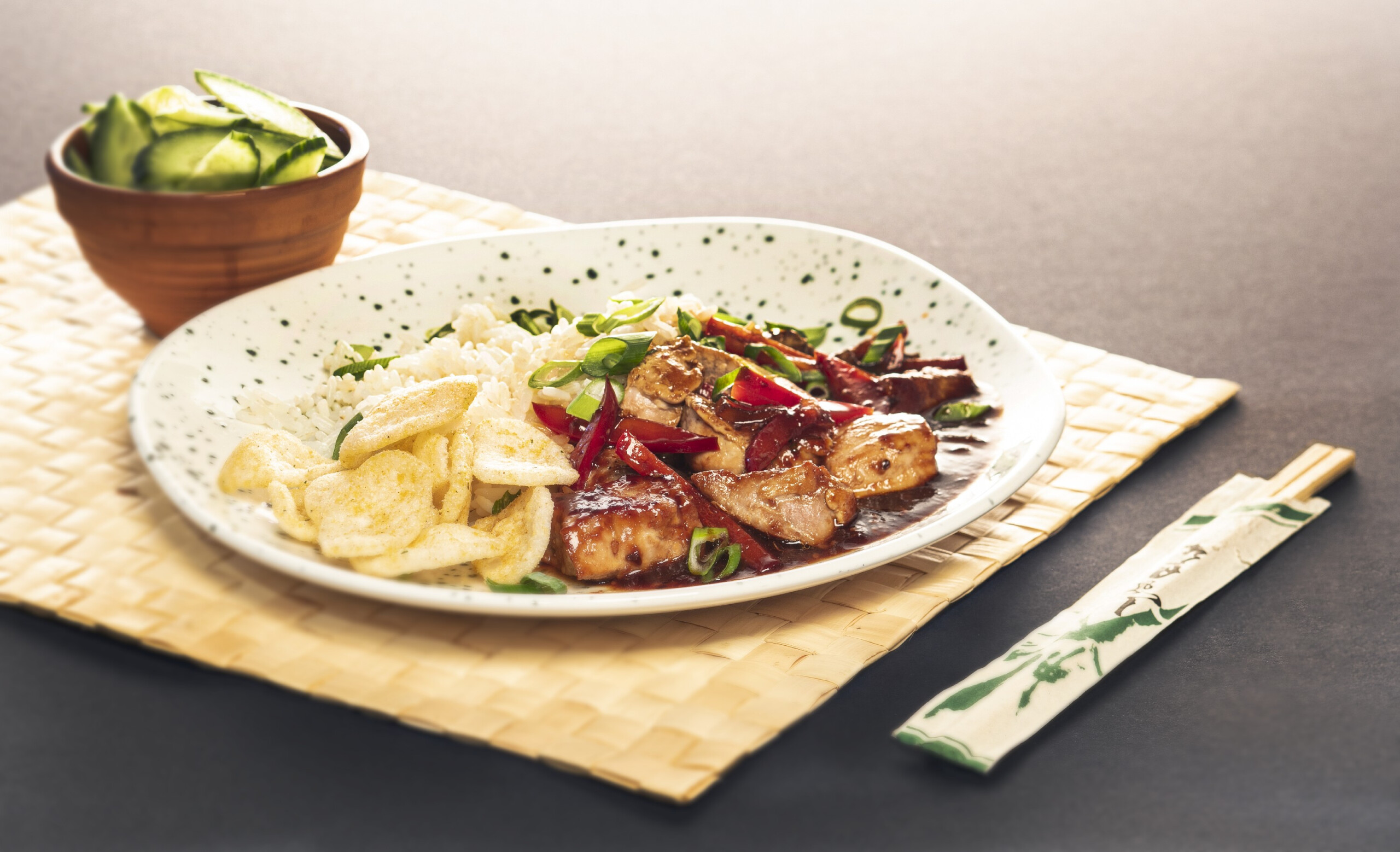 Kip teriyaki met rijst en komkommer