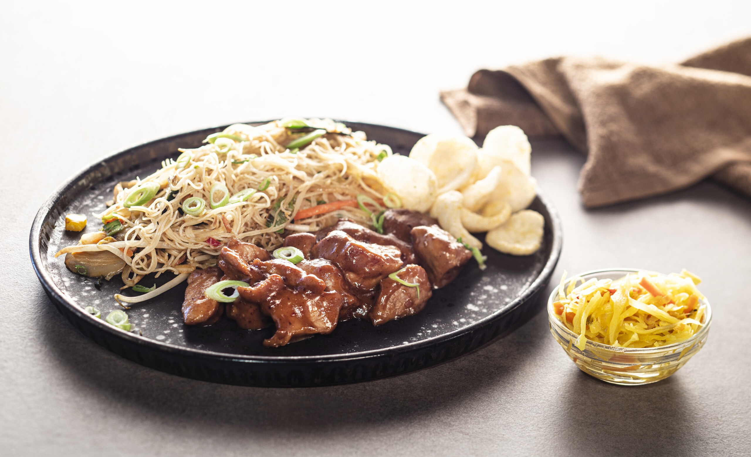 Mihoen met kipsaté en atjar