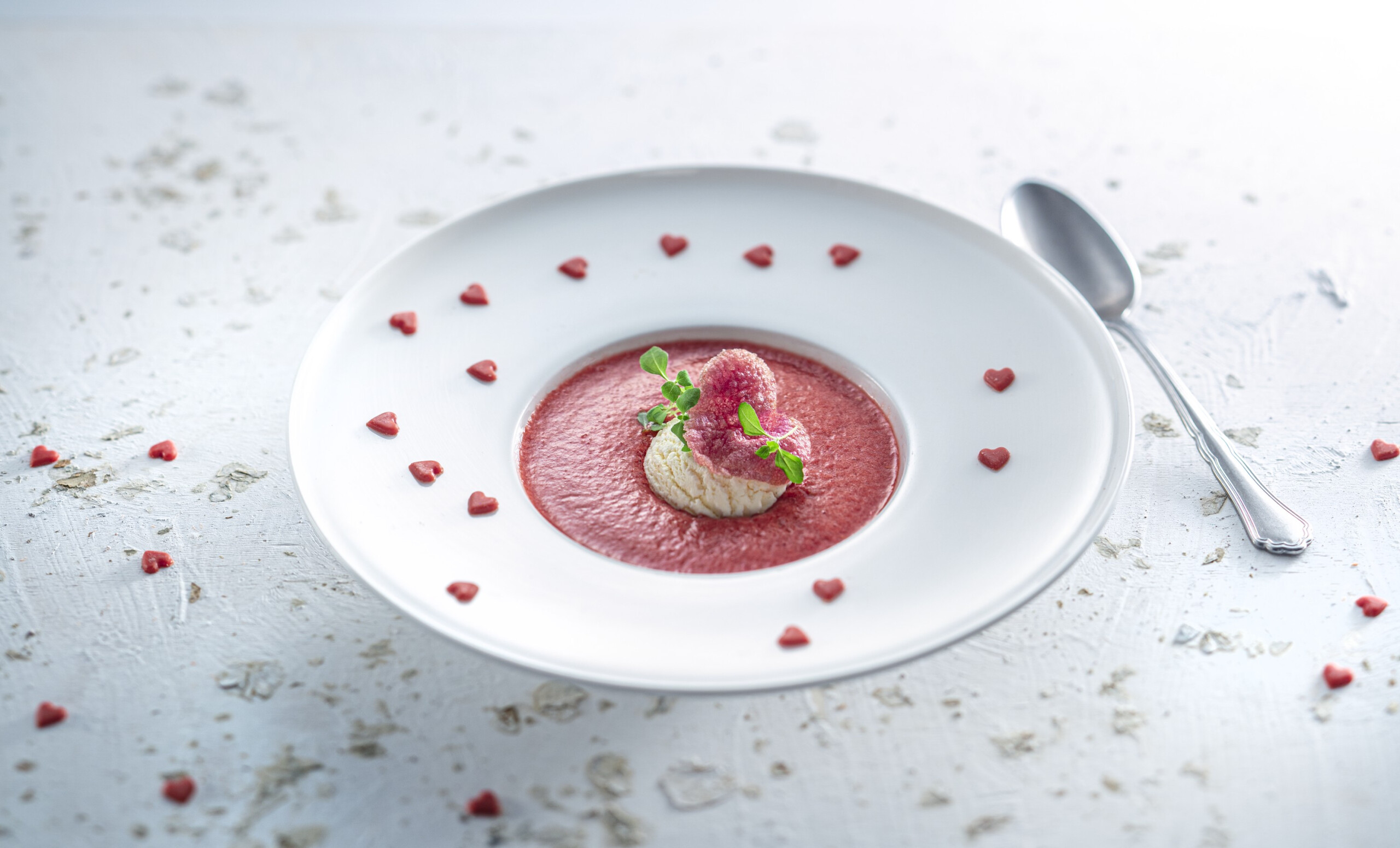 Frambozen gazpacho met witte chocolade ijs