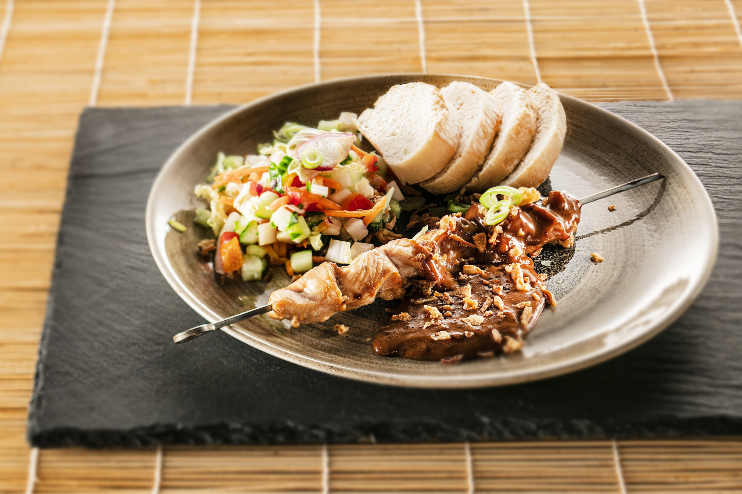 Kipsaté met salade en stokbrood