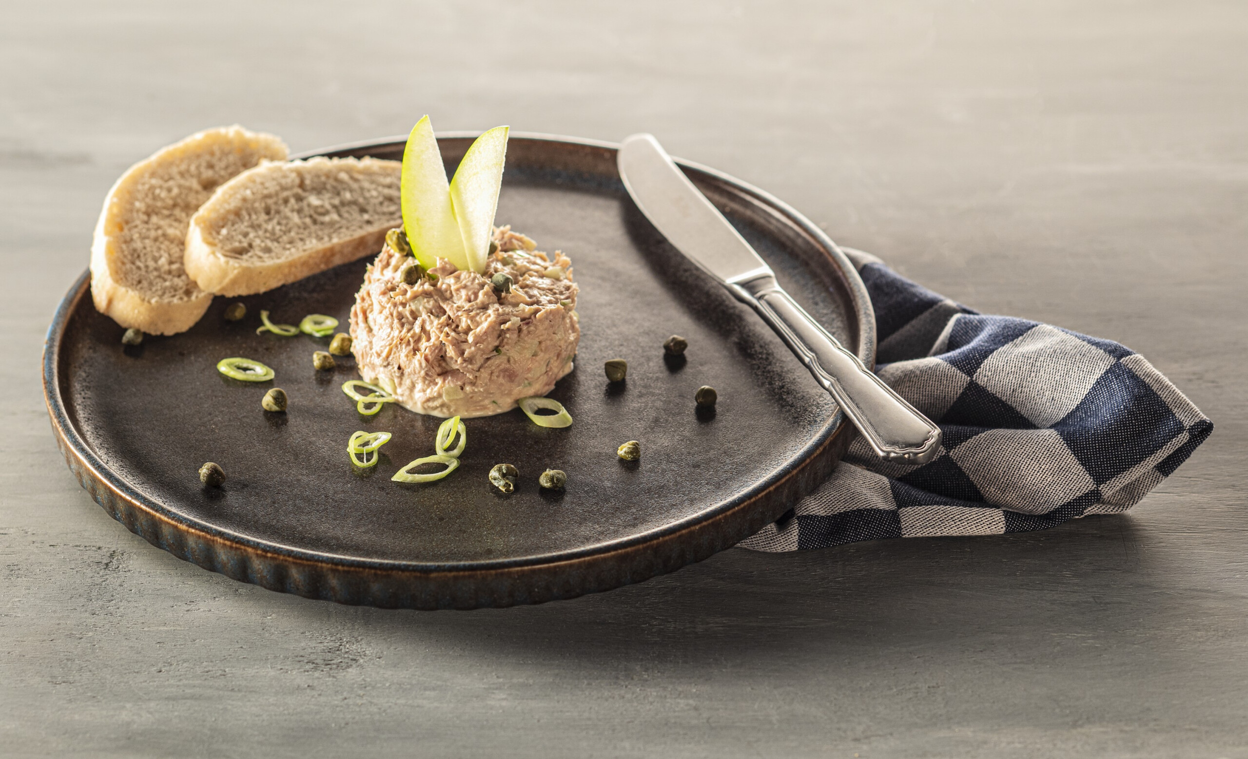 Tonijnsalade met kappertjes en appel