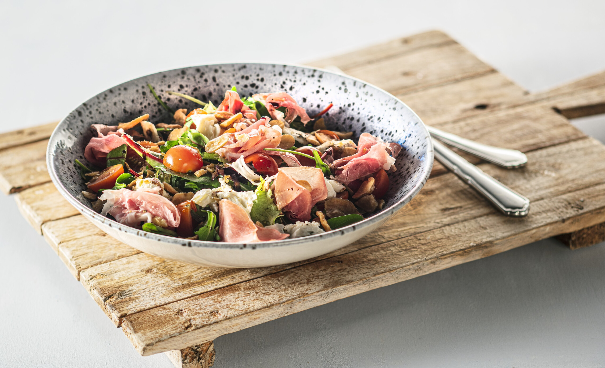 Italiaanse salade met mozzarella en Parmaham