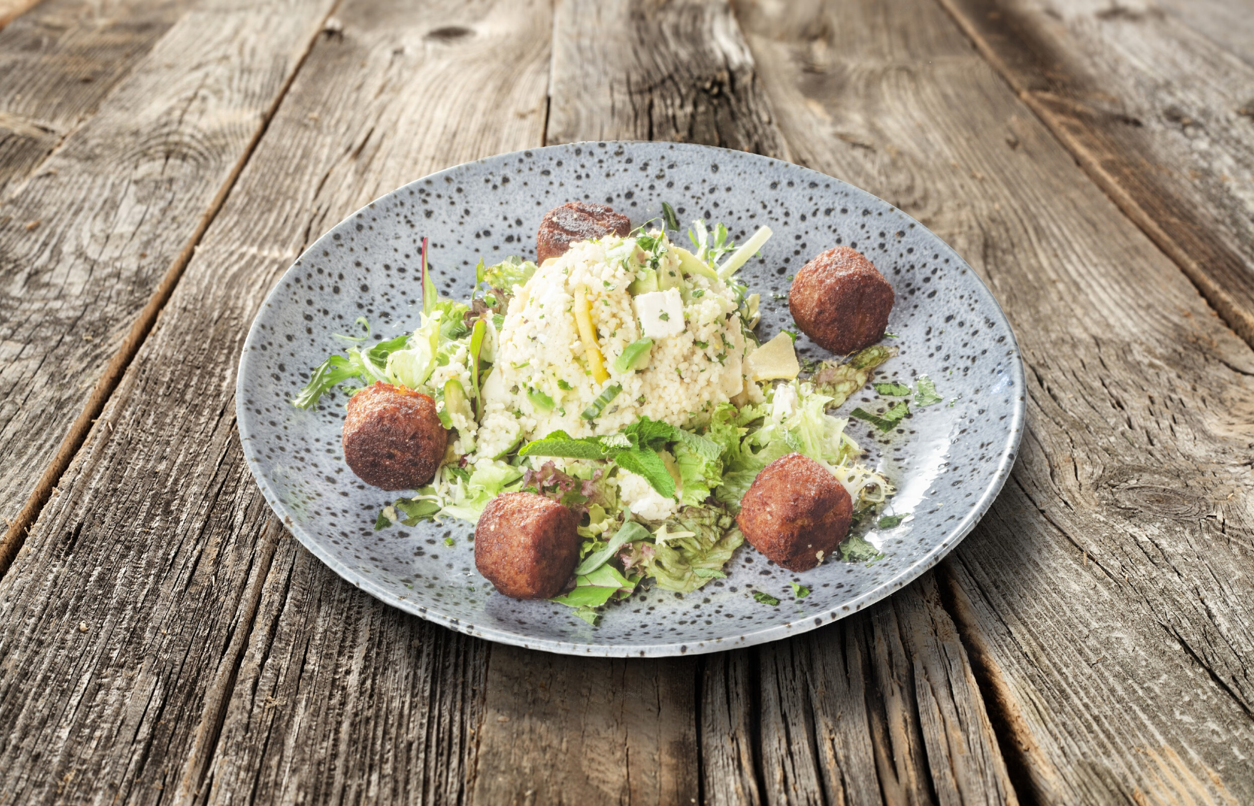 Falafelsalade met couscous en perzik