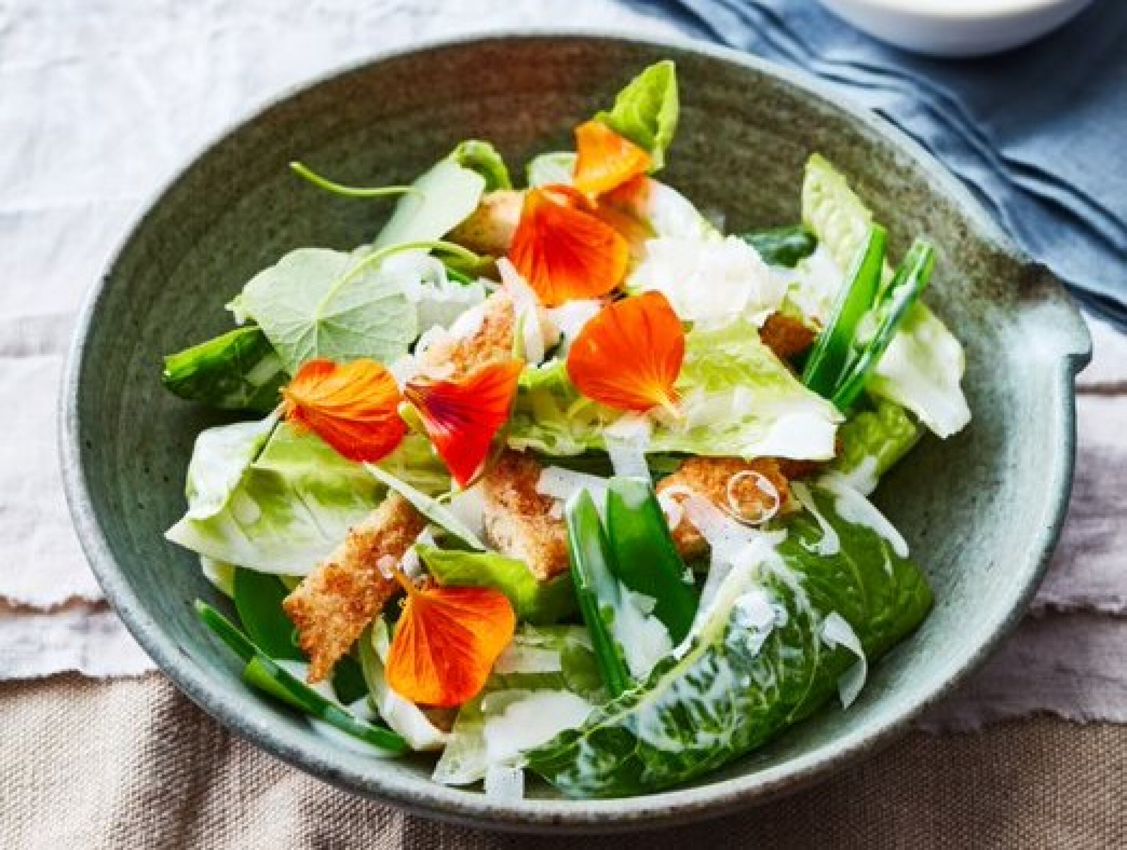 Zomerse salade met vegetarische schnitzel
