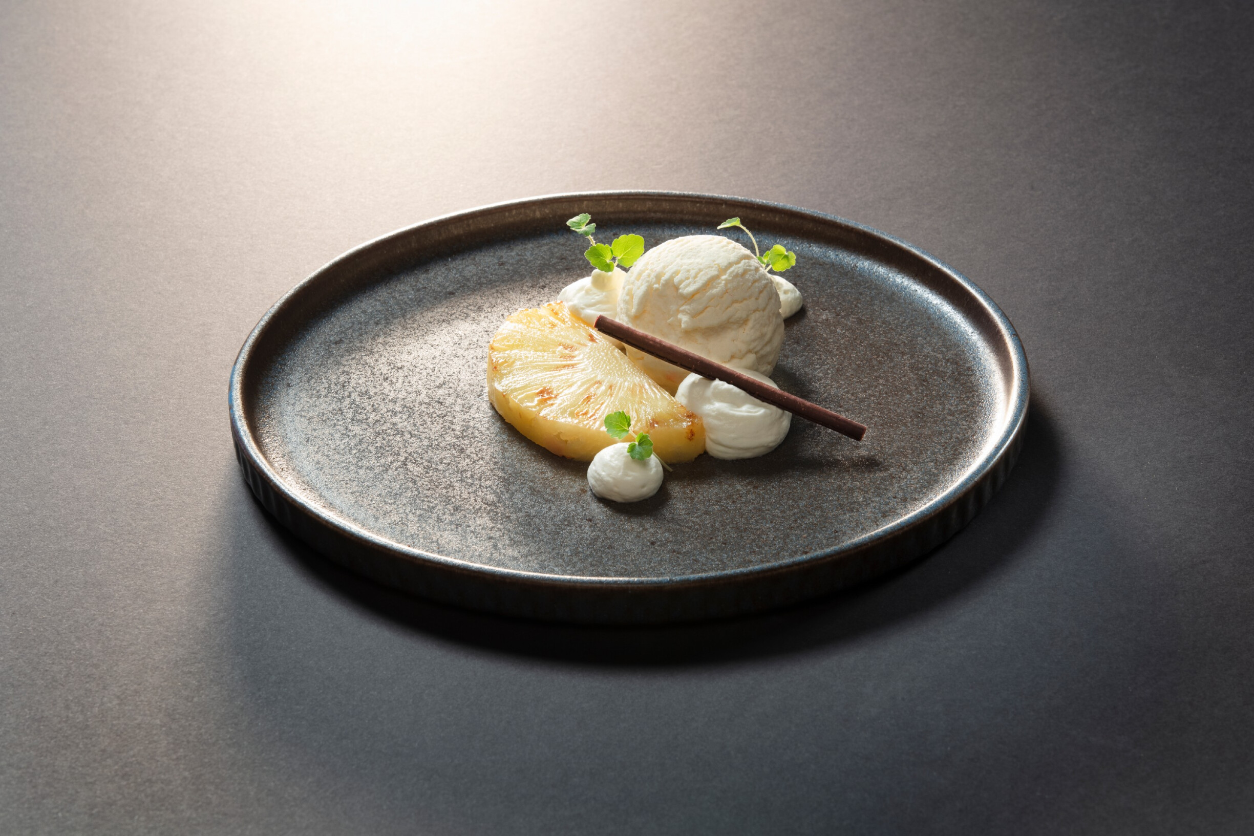 Gebakken ananas met kaneel en roomijs