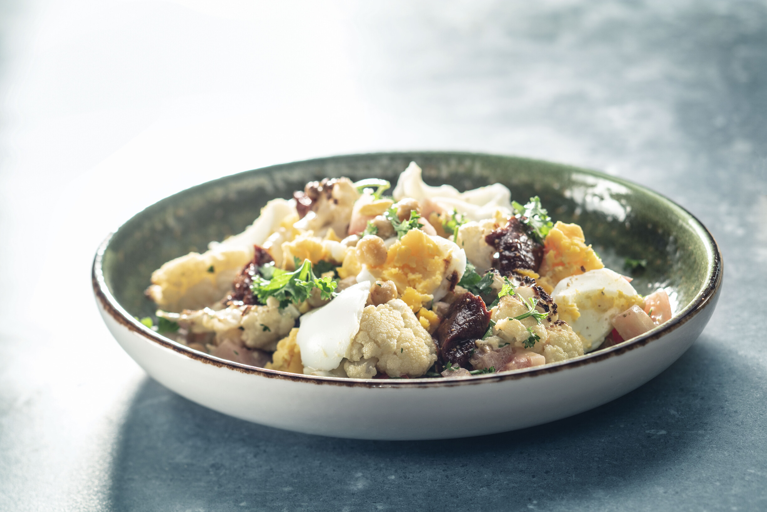 Gegrilde bloemkool met kikkererwten en harissa