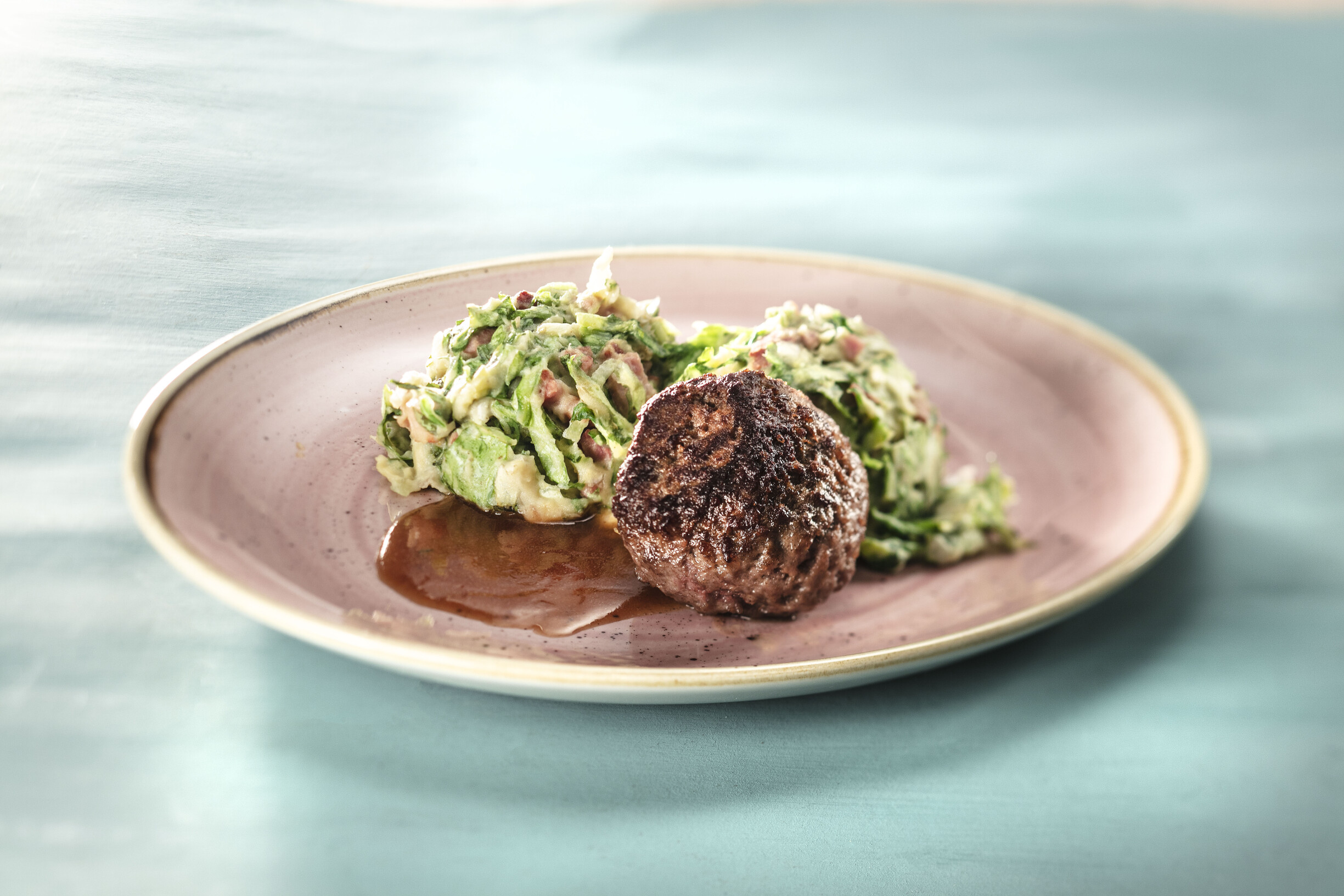 Stamppot rauwe andijvie met kaas en spel