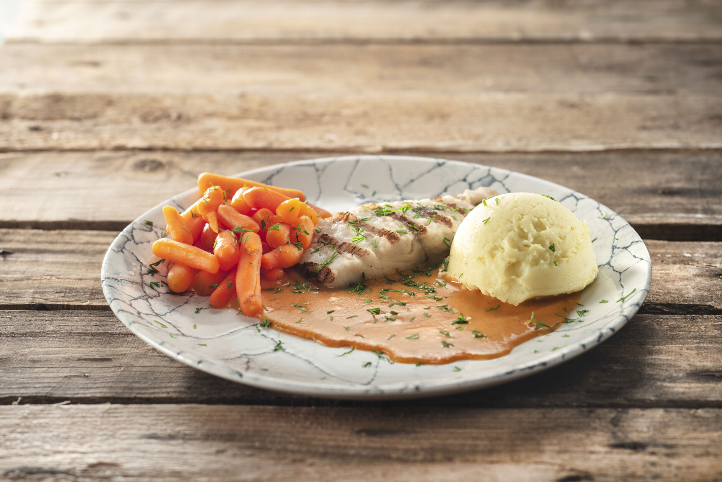 Gepocheerde koolvis met vissaus en worteltjes