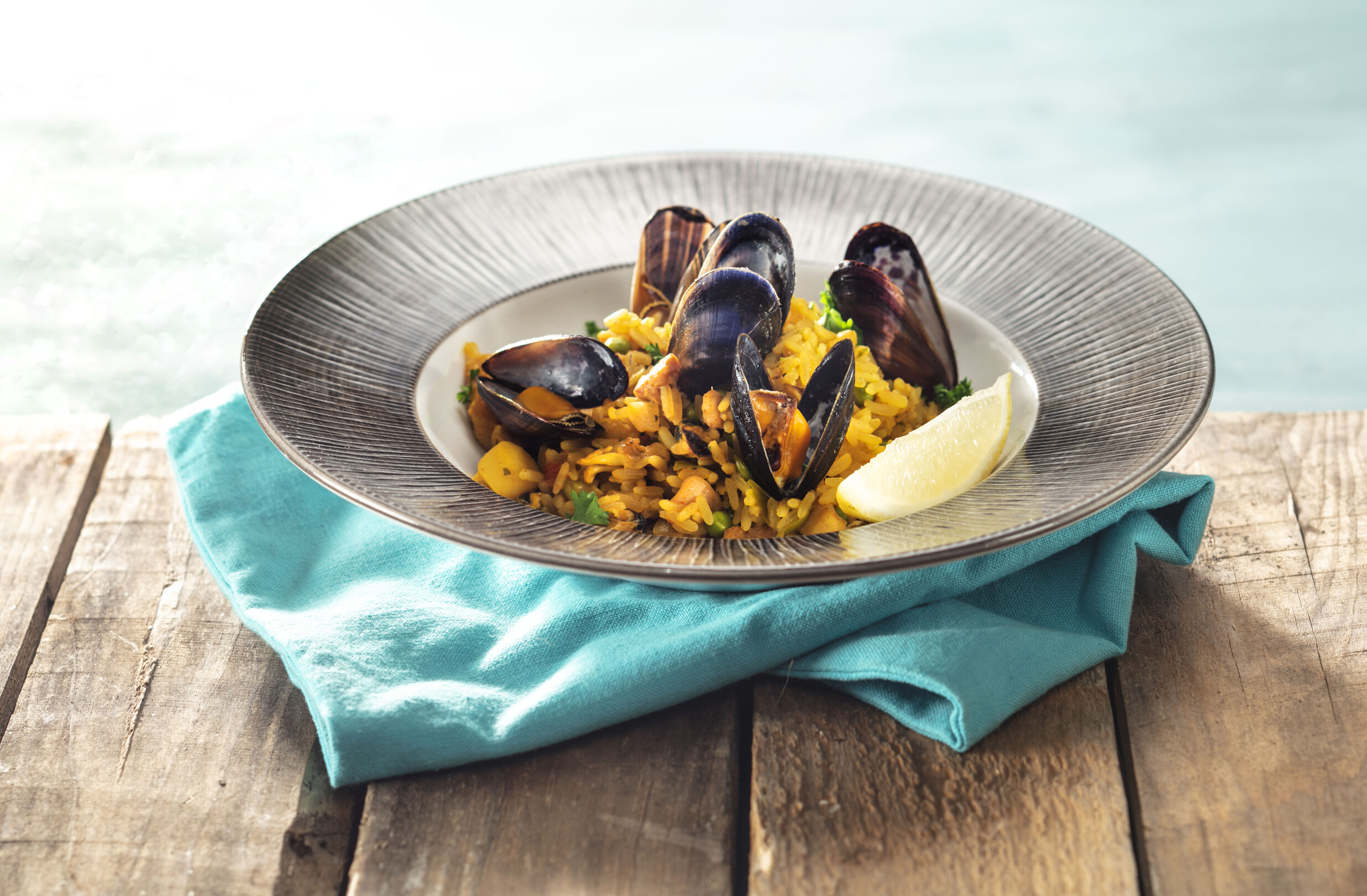 Paella met kip, mosselen en garnalen