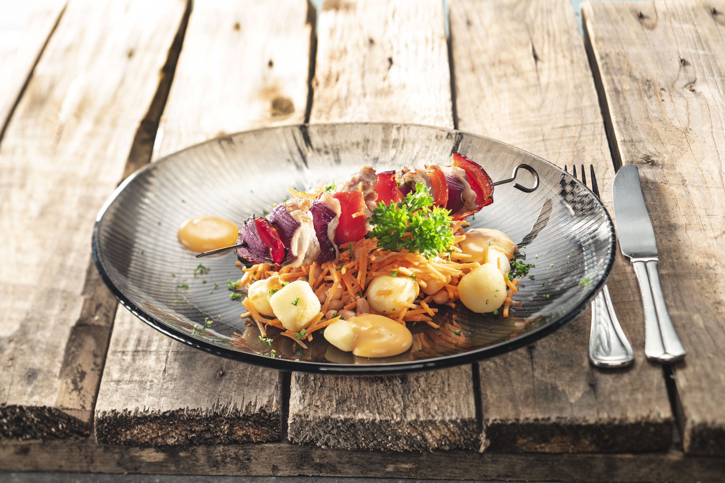 Shaslick met krieltjes en wortelsalade