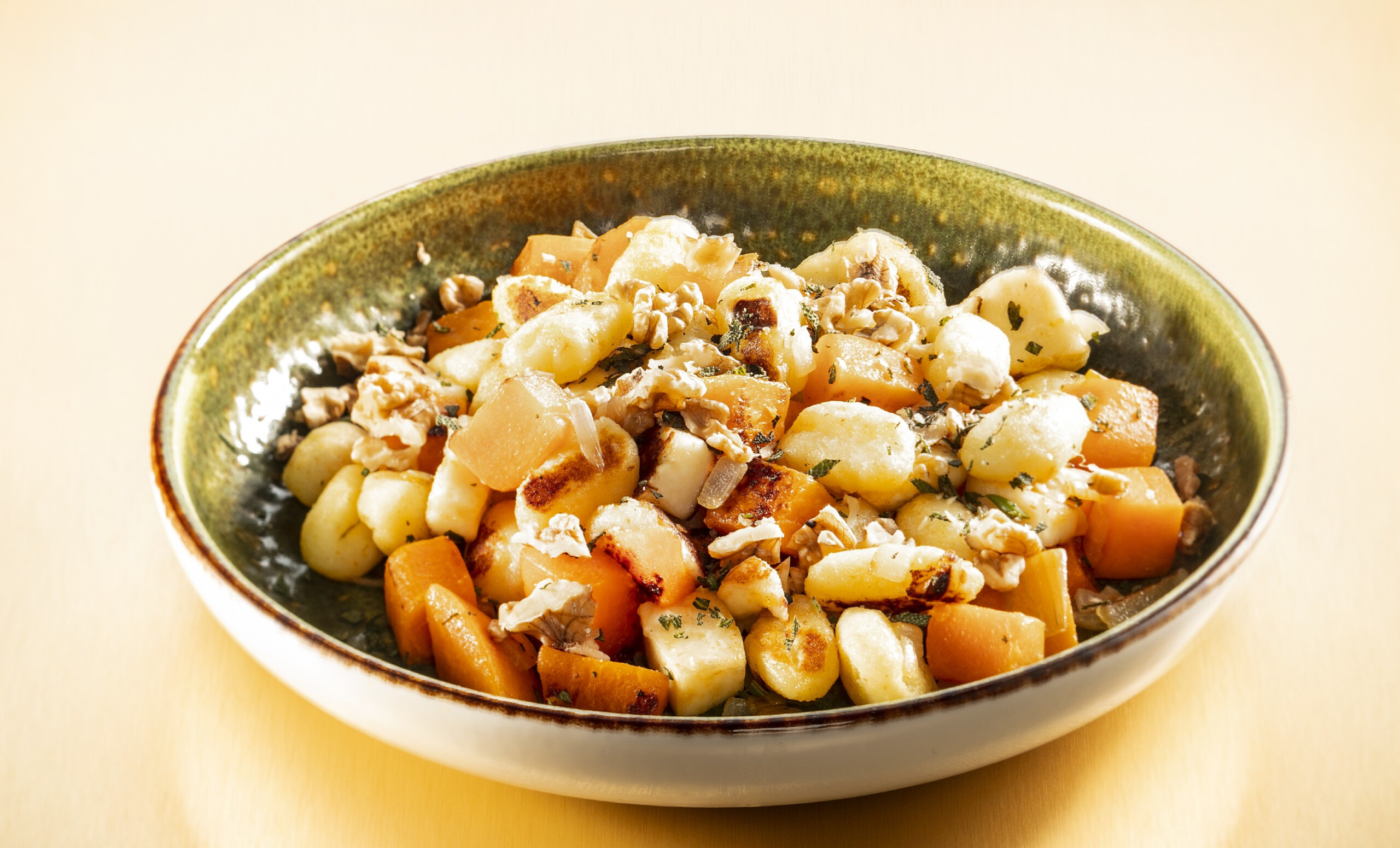 Gnocchischotel met halloumi en walnoten