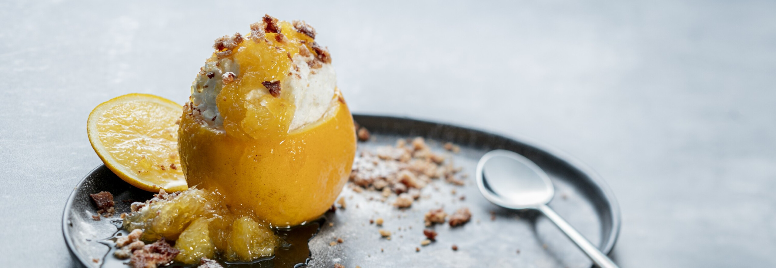 Gevulde sinaasappel met ijs en gembersiroop