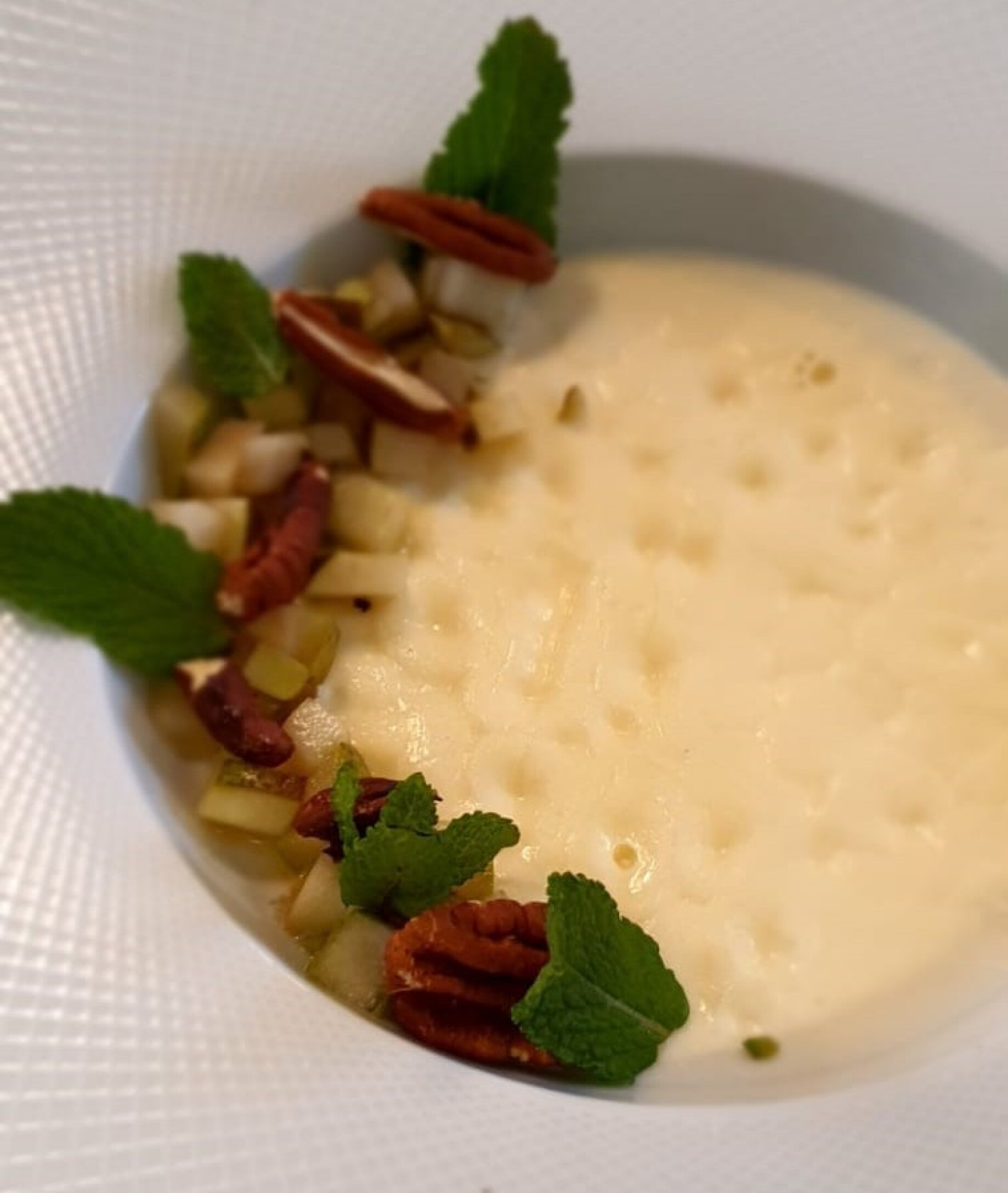 Panna cotta met peer en pecannoot