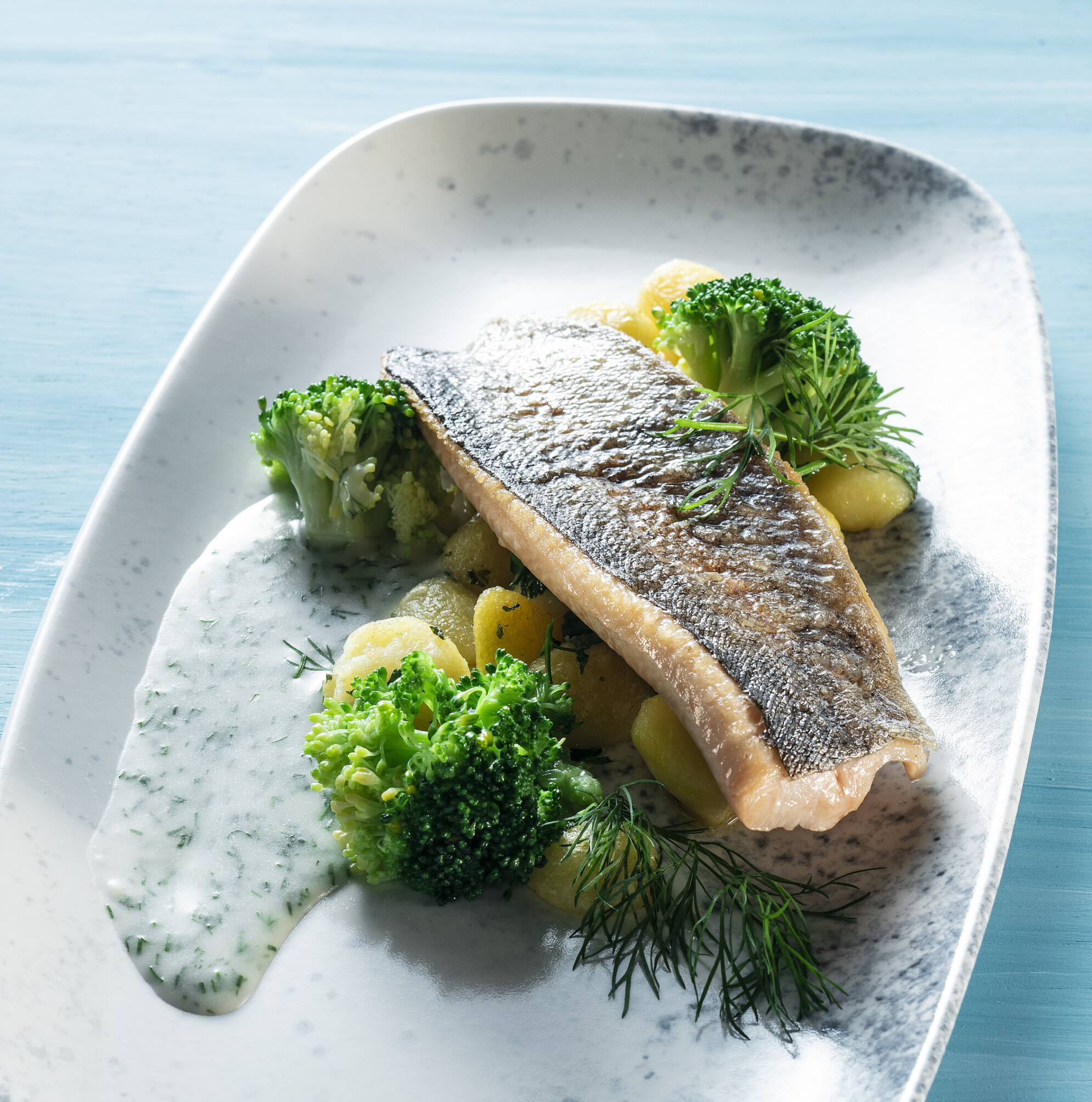 Zalmforel met dillesaus