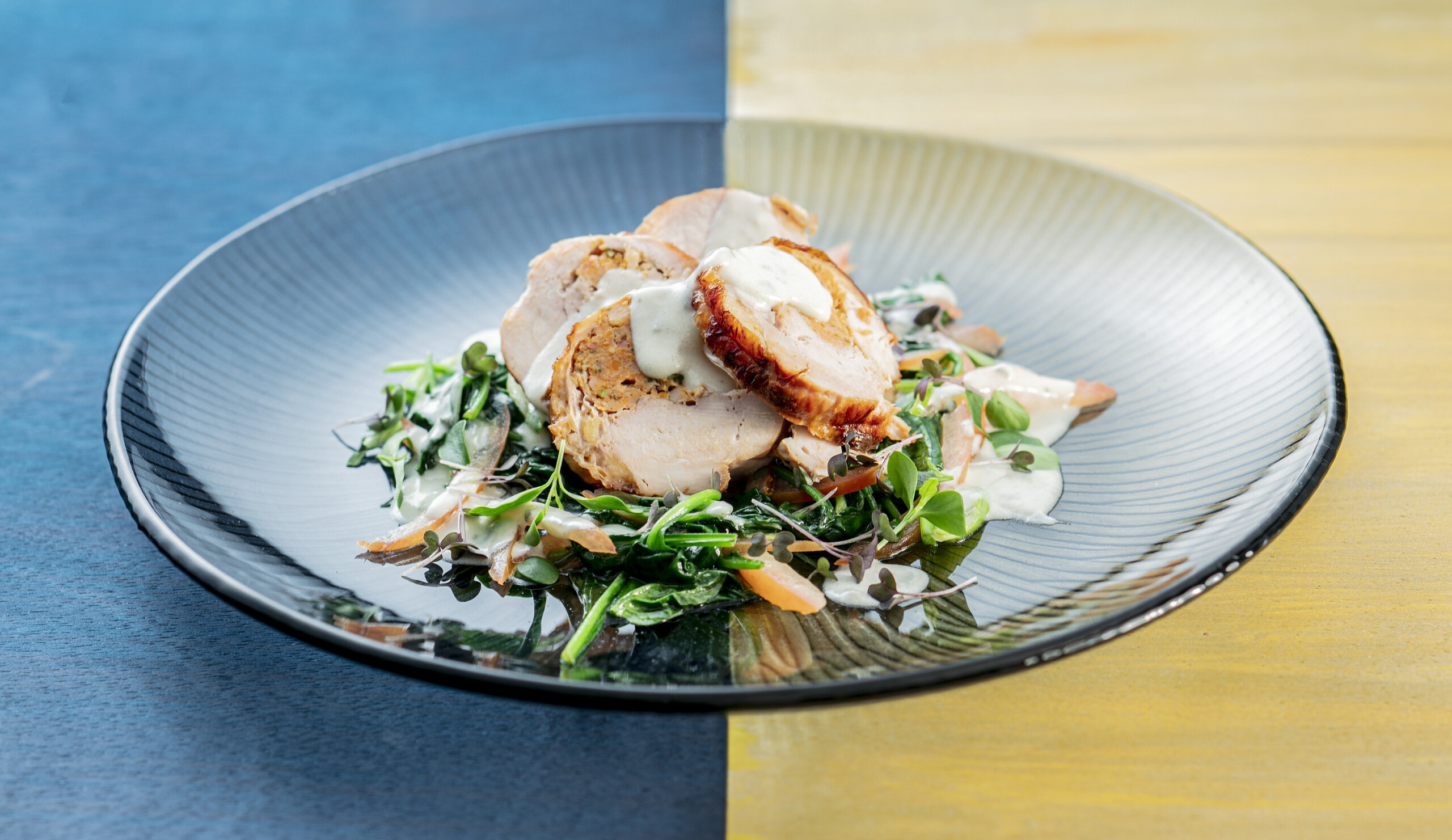 Parelhoenrollade met roquefortsaus