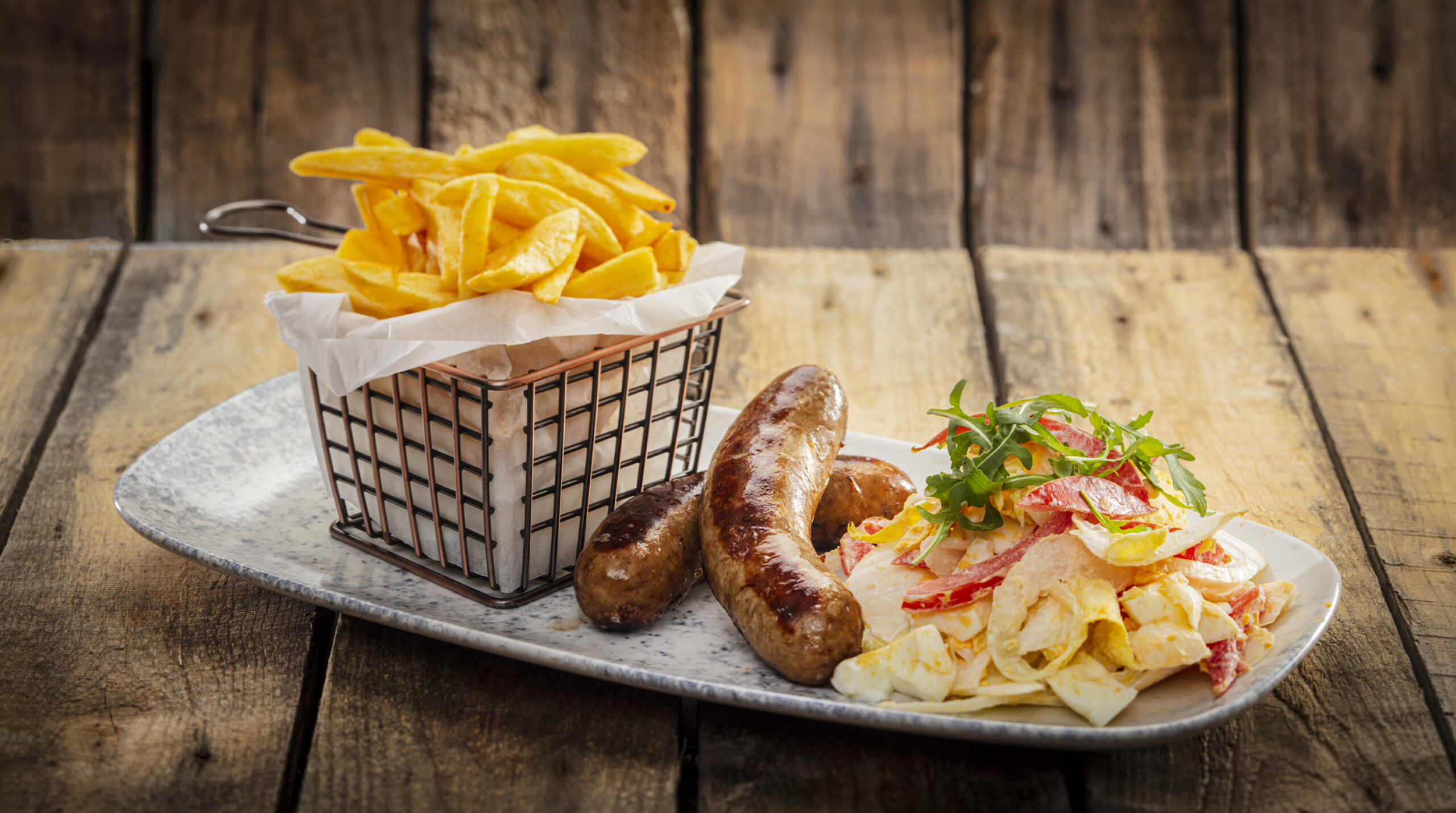 Frisse witlofsalade met braadworst