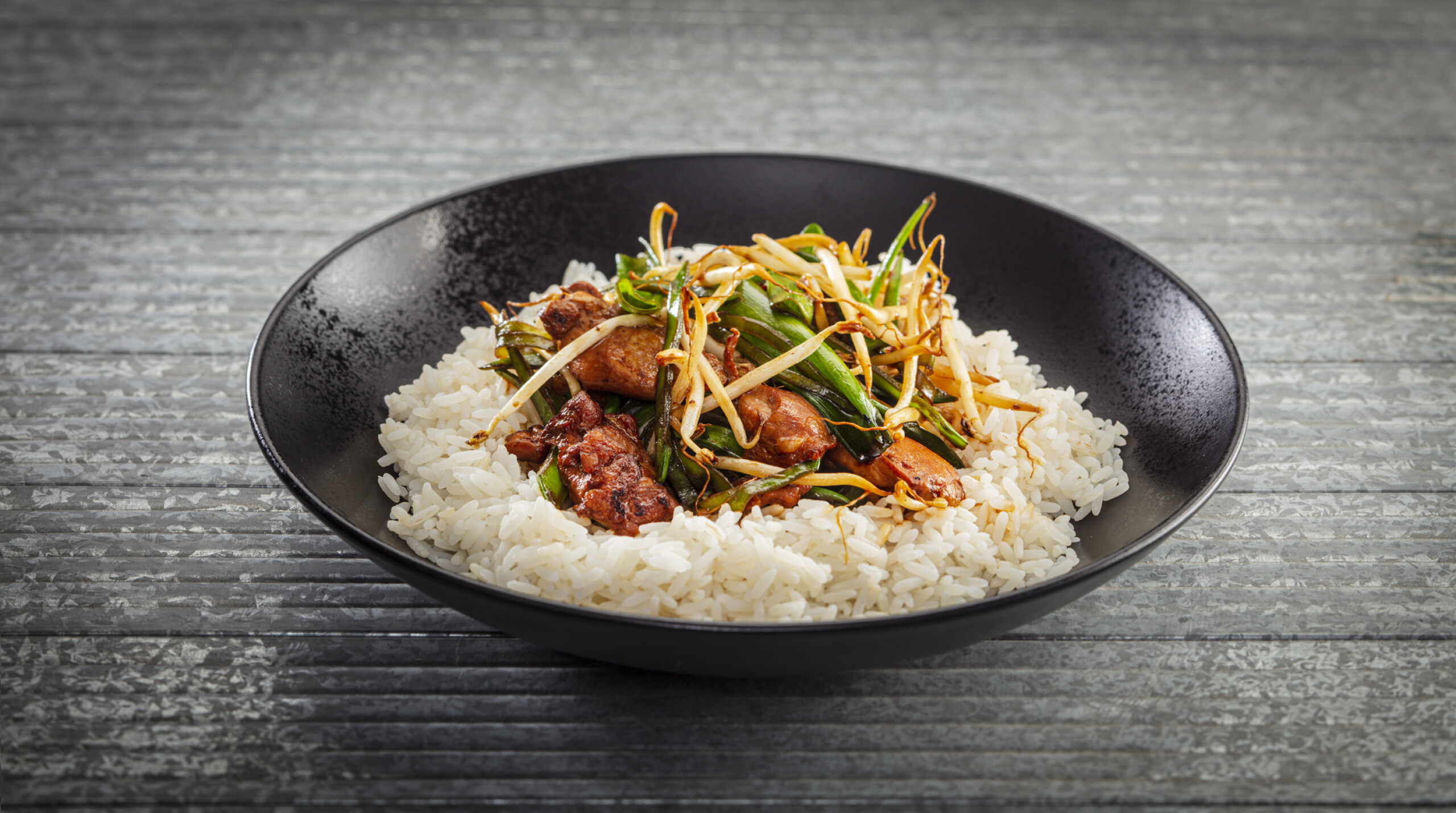 Roerbakschotel met gemarineerde kip