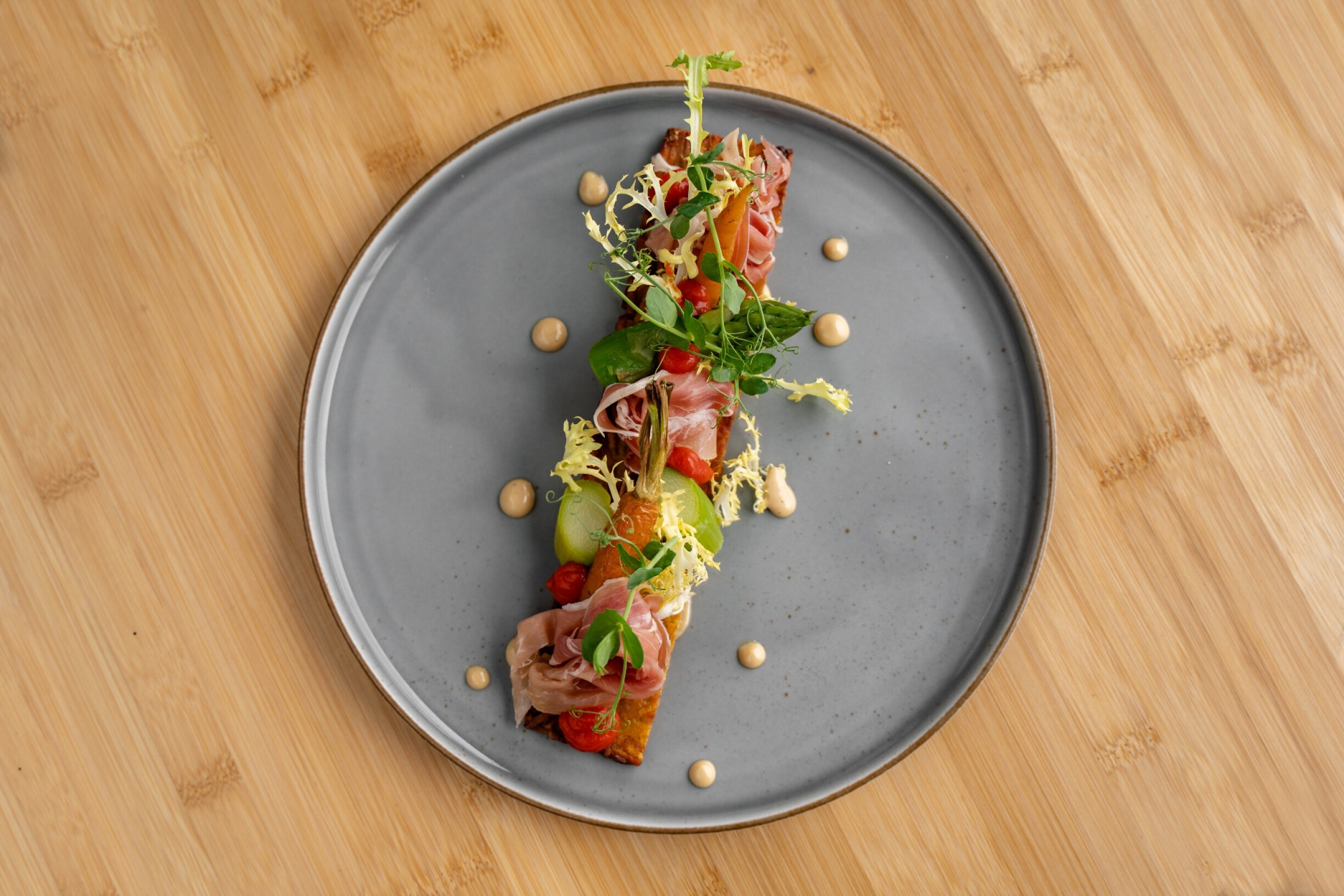 Rösti met serranoham en geconfijte ui