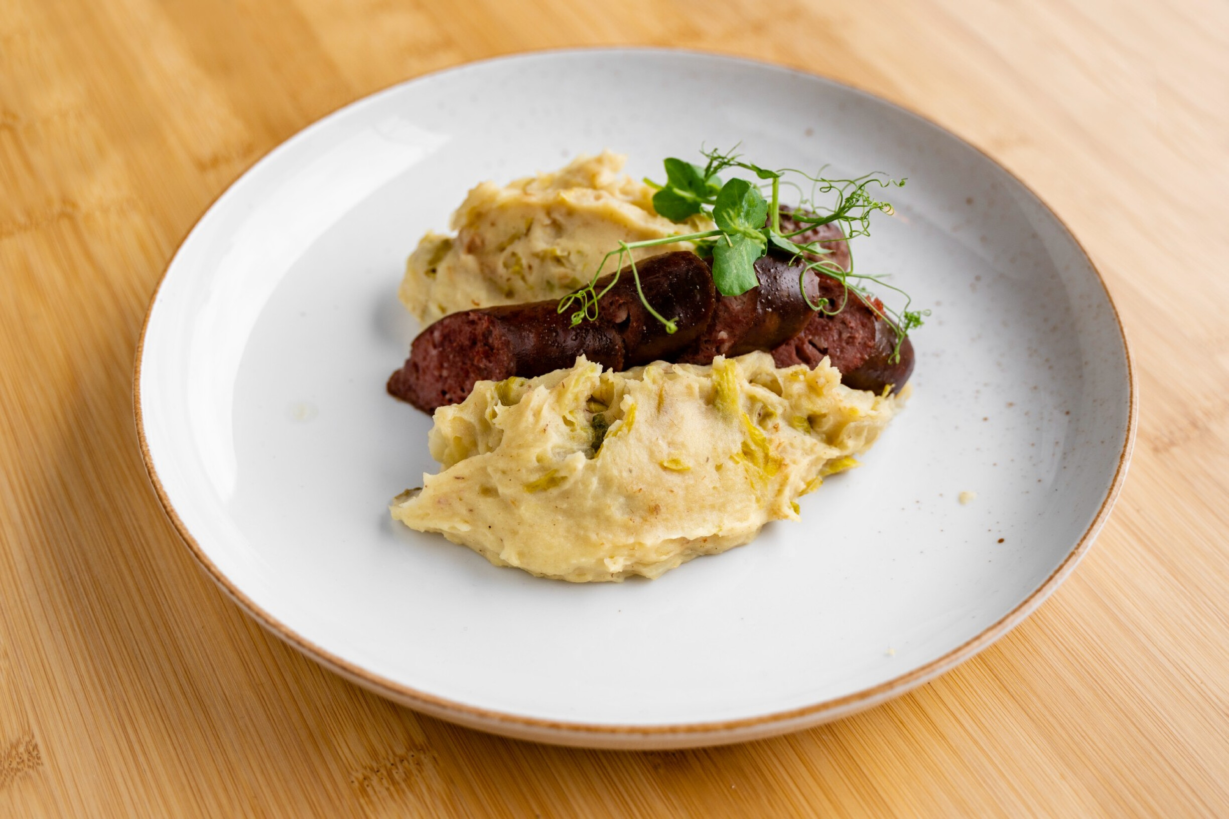 Oma's wild bal met een stamppot van ijsbergsla