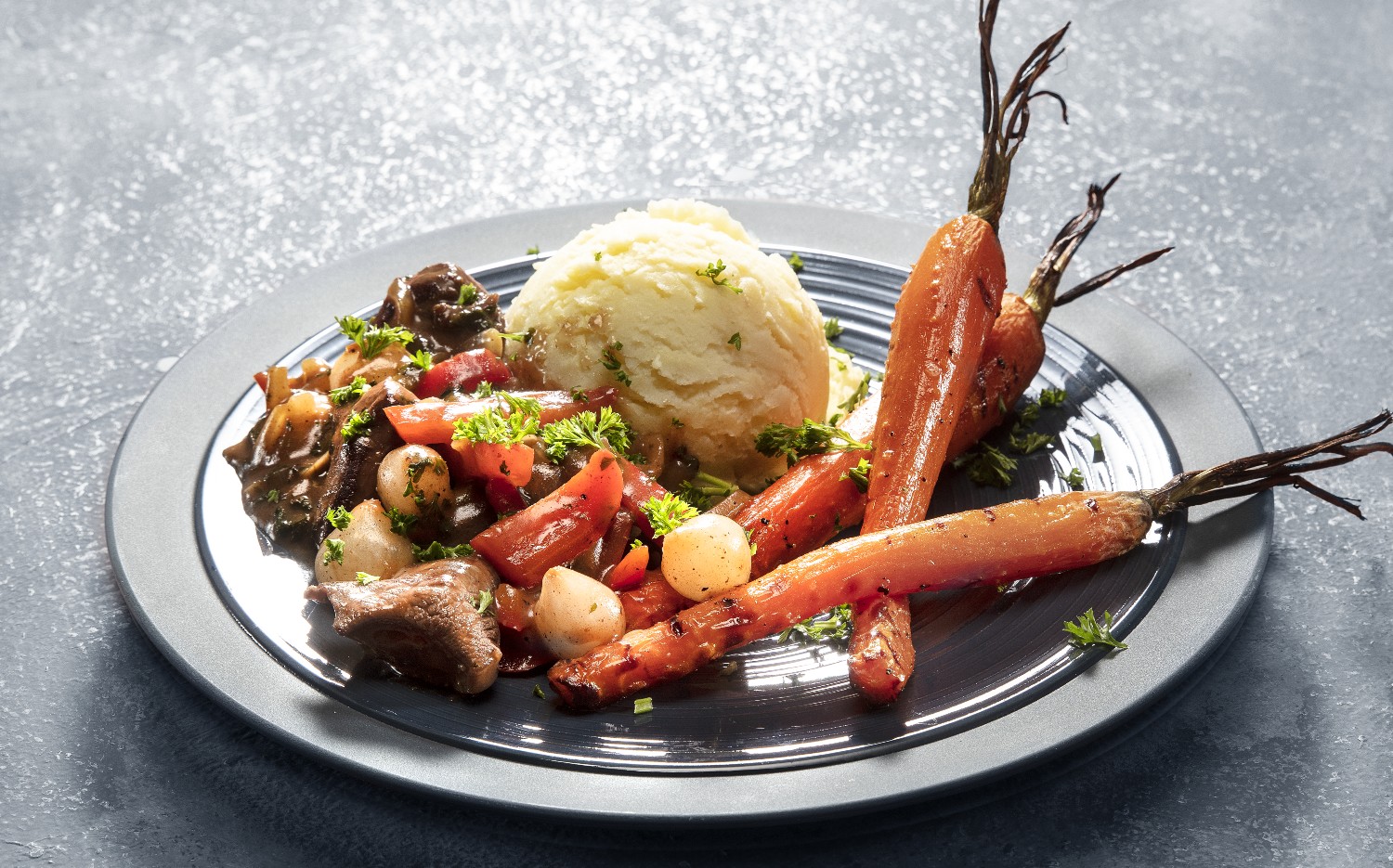 Wildhachee met gegrilde wortel en aardappelpuree Wildhachee met gegrilde wortel en aardappelpuree